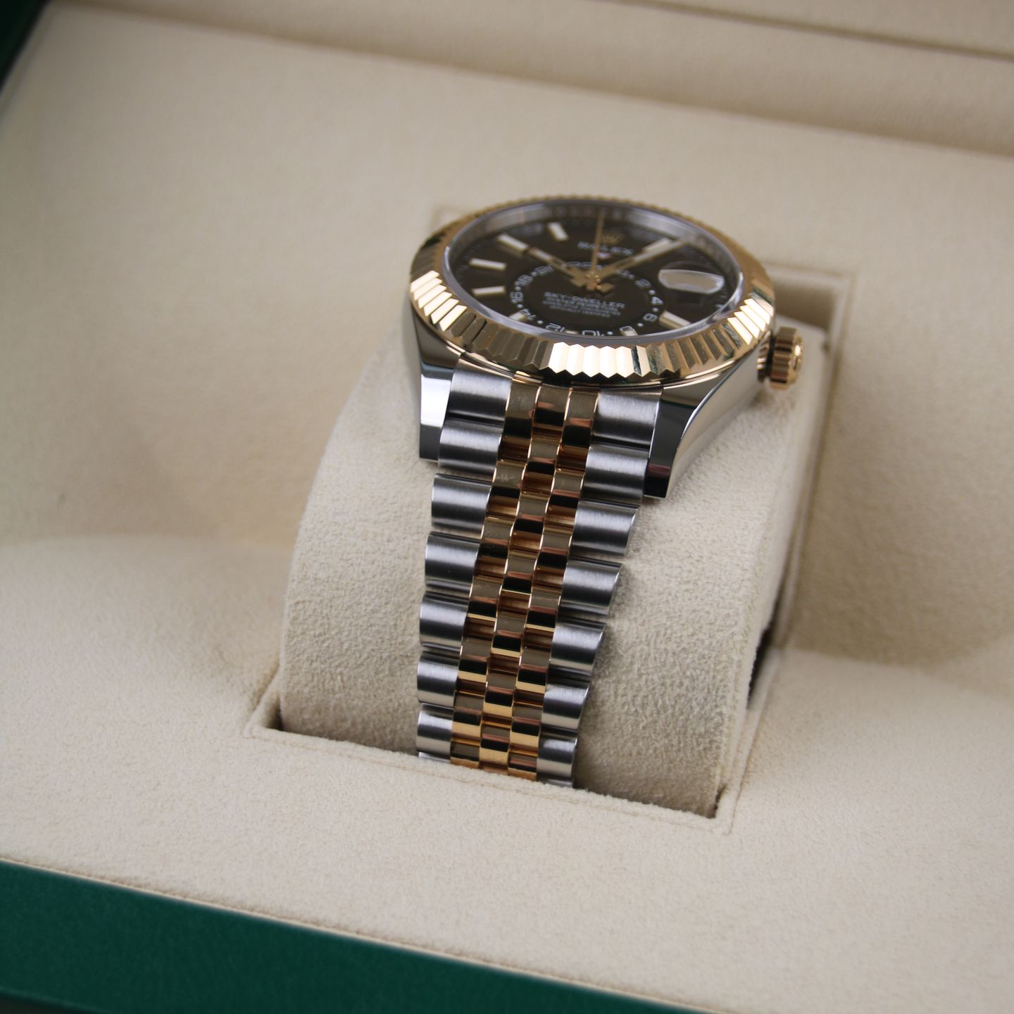 Rolex Sky-Dweller 326933 (2021) - Black dial 42 mm Gold/Steel case (6/8)