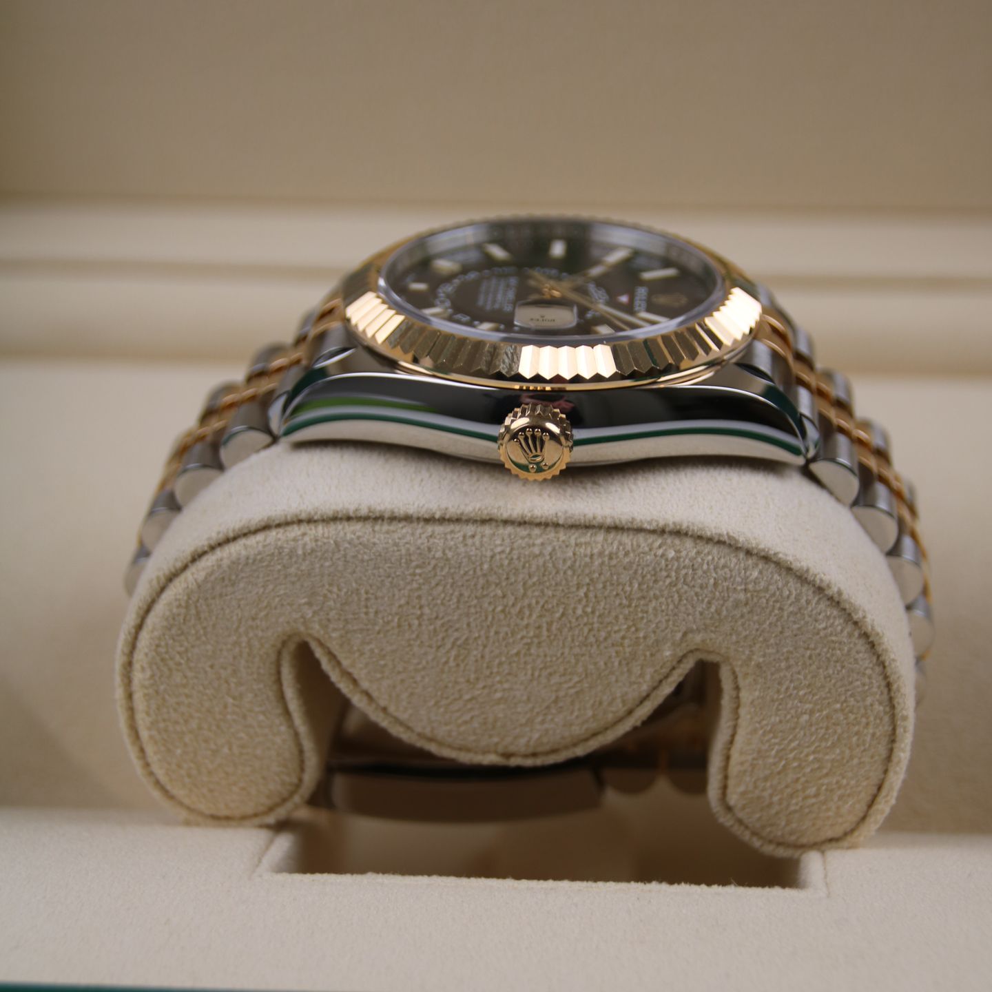 Rolex Sky-Dweller 326933 (2021) - Black dial 42 mm Gold/Steel case (4/8)