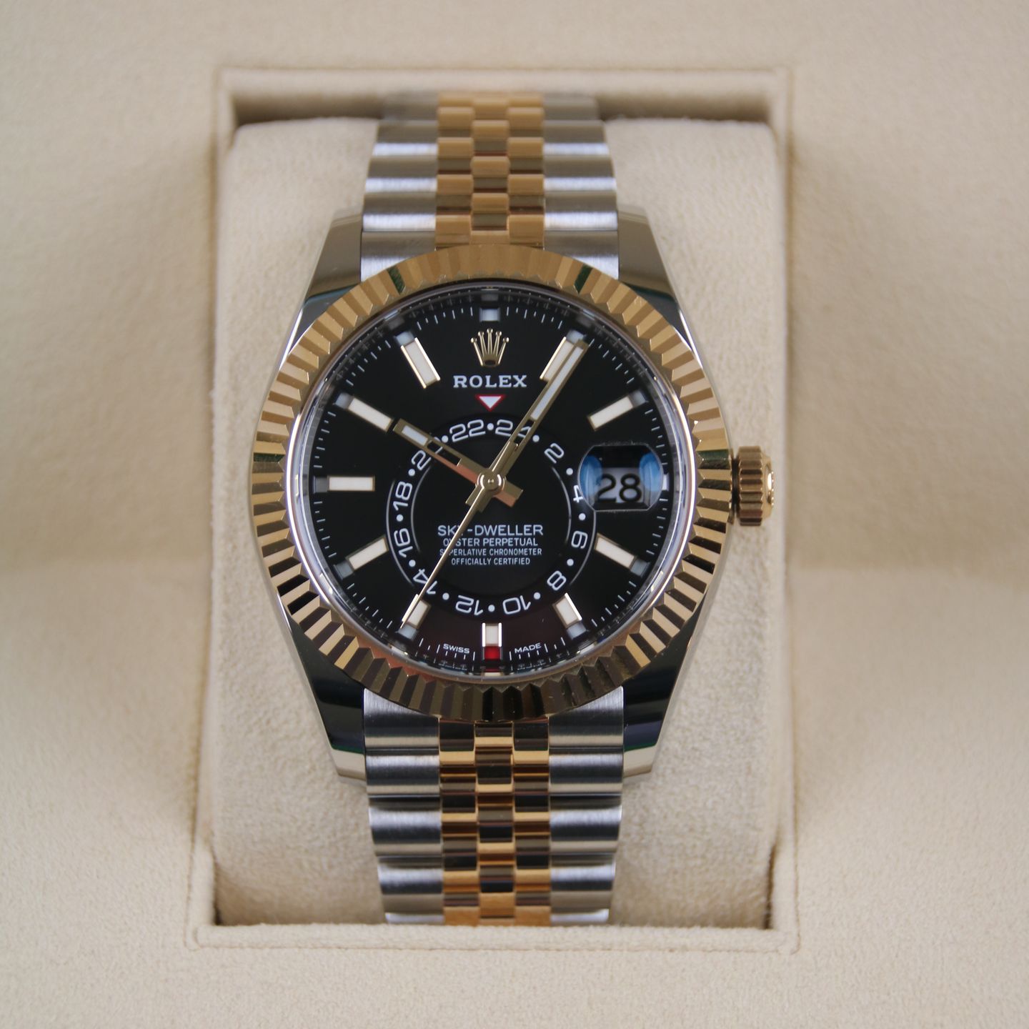 Rolex Sky-Dweller 326933 (2021) - Black dial 42 mm Gold/Steel case (1/8)
