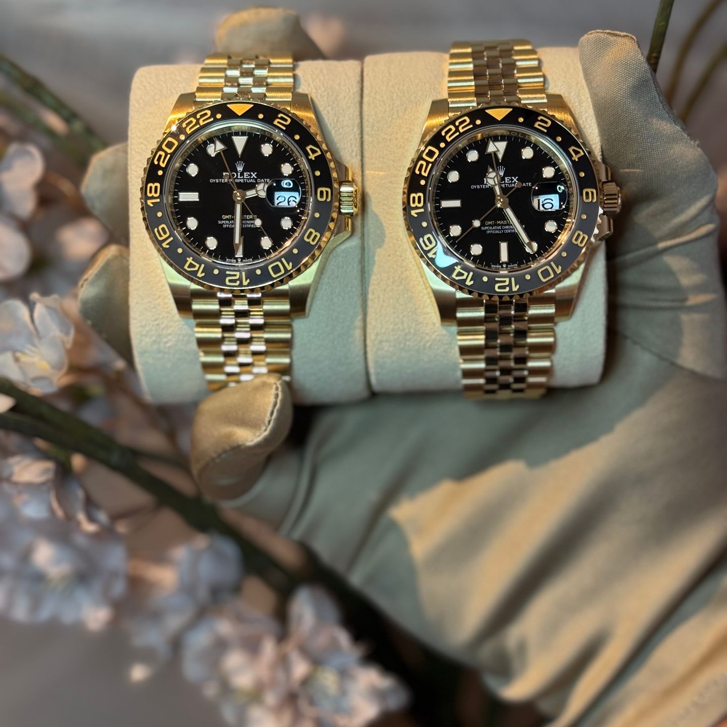 Rolex GMT-Master II 126718GRNR (2024) - Black dial 40 mm Yellow Gold case (2/2)