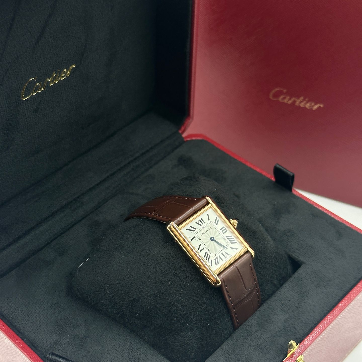 Cartier Tank Louis Cartier WGTA0011 (2024) - Zilver wijzerplaat 34mm Roségoud (2/8)