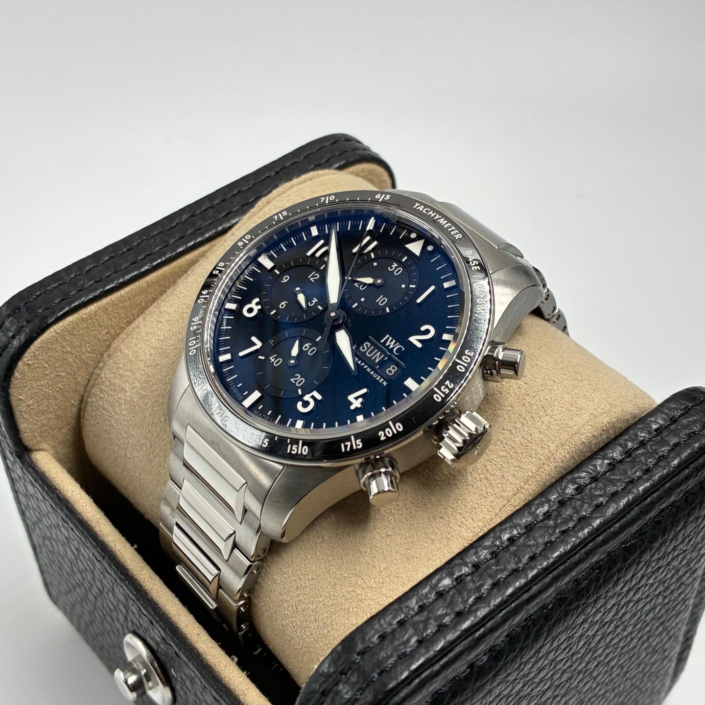 IWC Pilot Chronograph IW388304 (2025) - Black dial 43 mm Titanium case (2/6)