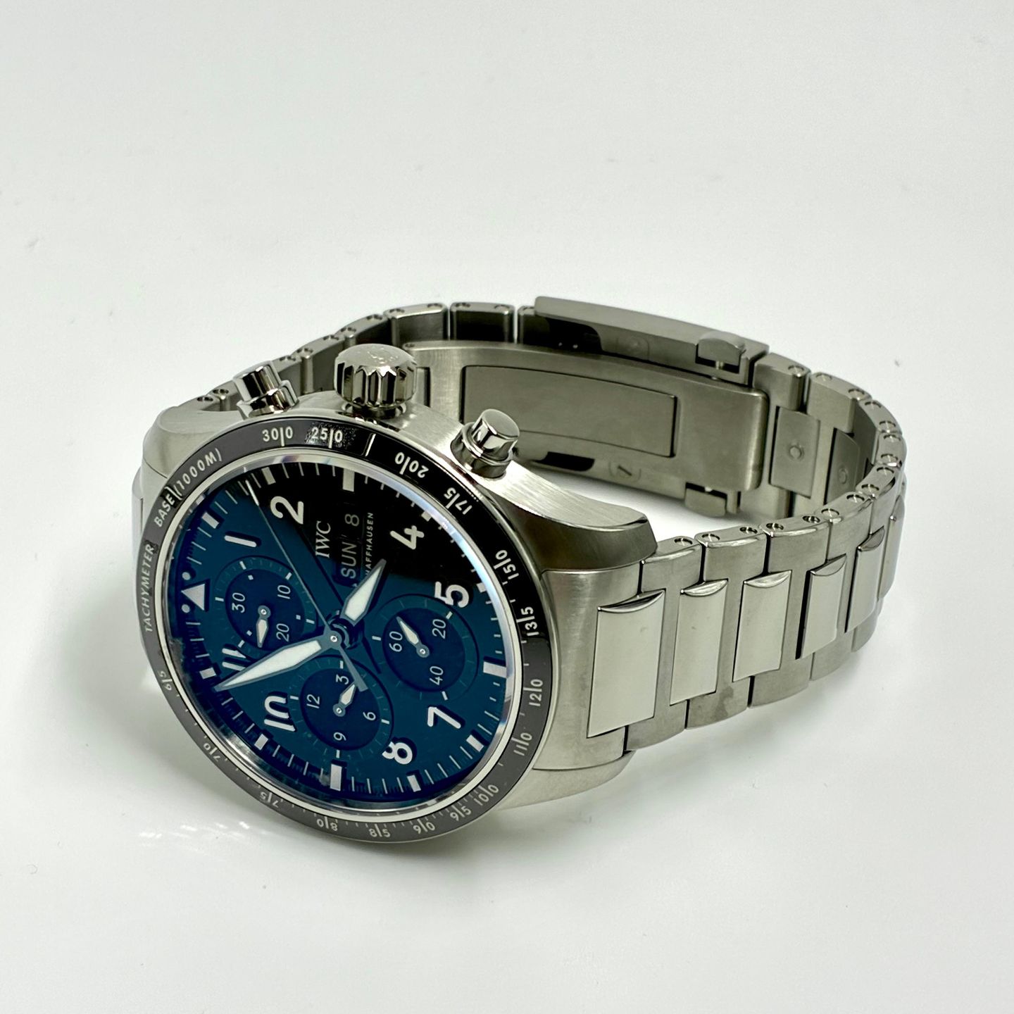 IWC Pilot Chronograph IW388304 (2025) - Black dial 43 mm Titanium case (6/6)