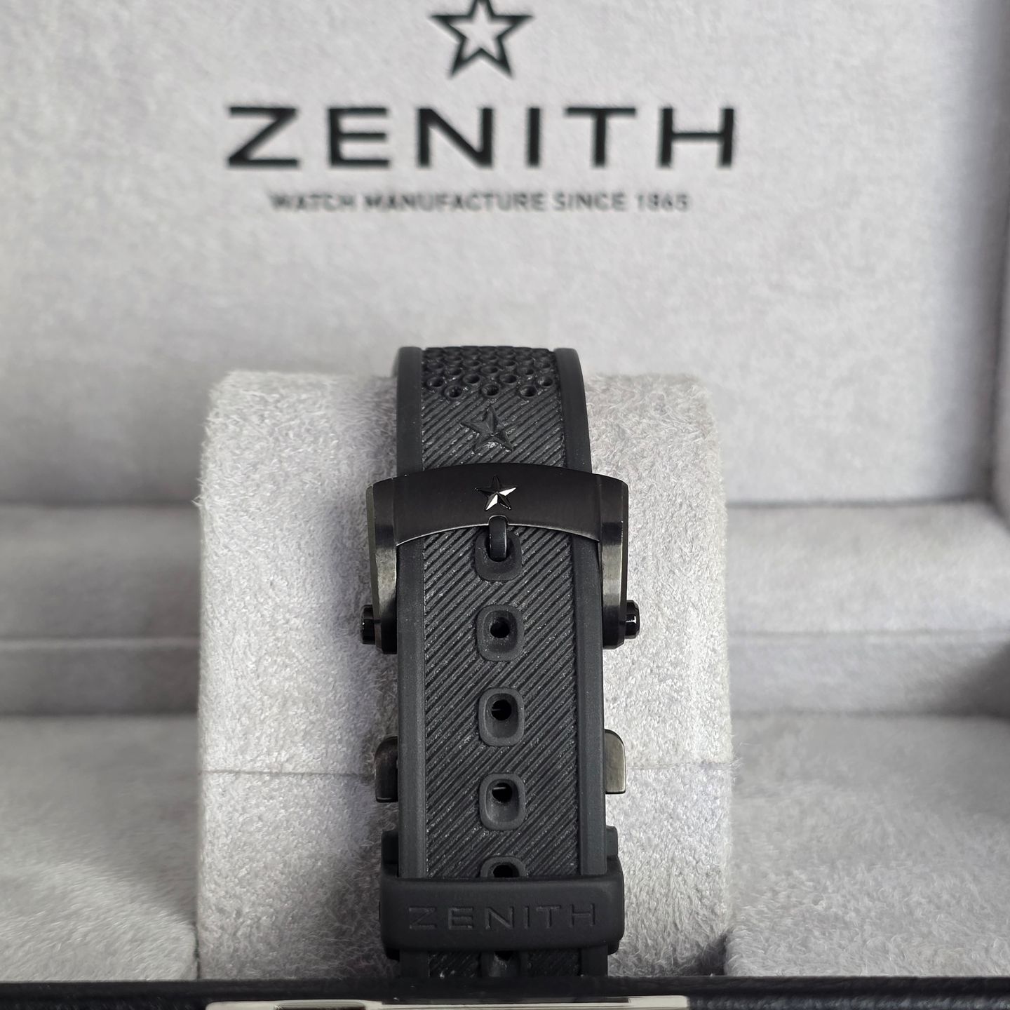 Zenith El Primero Chronomaster 24.2041.400/21.R576 (2018) - Black dial 42 mm Aluminium case (5/8)