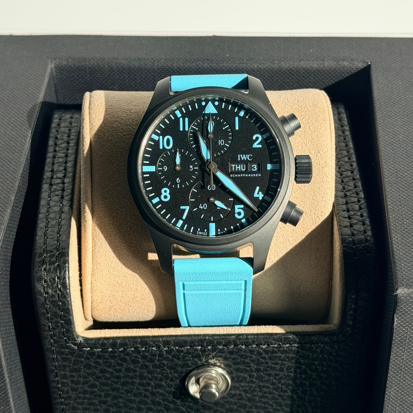 IWC Pilot IW389411 (2026) - Black dial 42 mm Ceramic case (2/8)