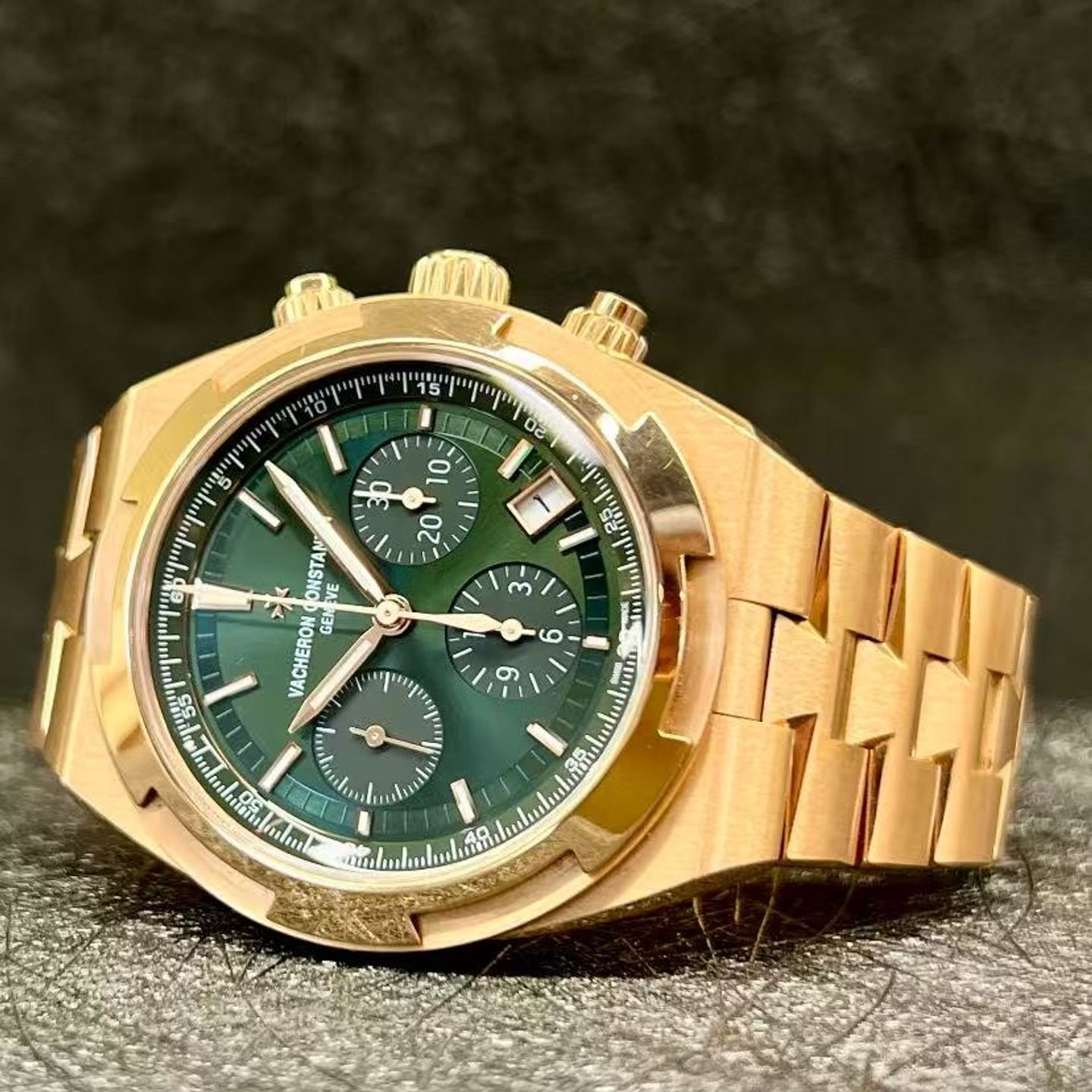 Vacheron Constantin Overseas 5520V/210R-B966 (2025) - Green dial 43 mm Rose Gold case (4/8)
