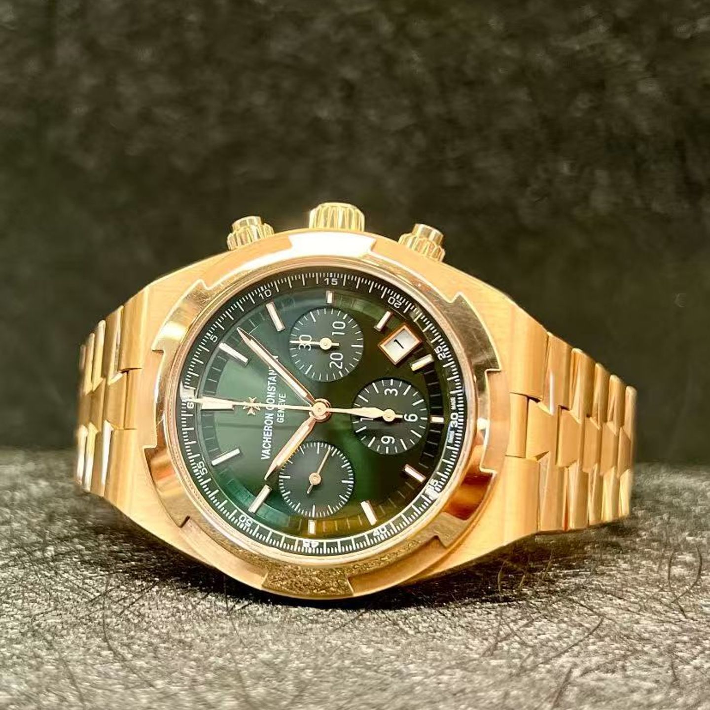 Vacheron Constantin Overseas 5520V/210R-B966 (2025) - Green dial 43 mm Rose Gold case (3/8)