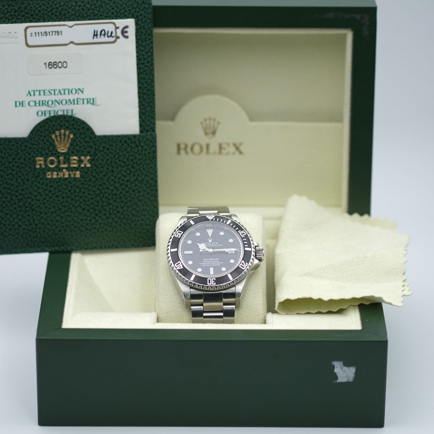 Rolex Sea-Dweller 4000 16600 (2002) - Black dial 40 mm Steel case (3/8)