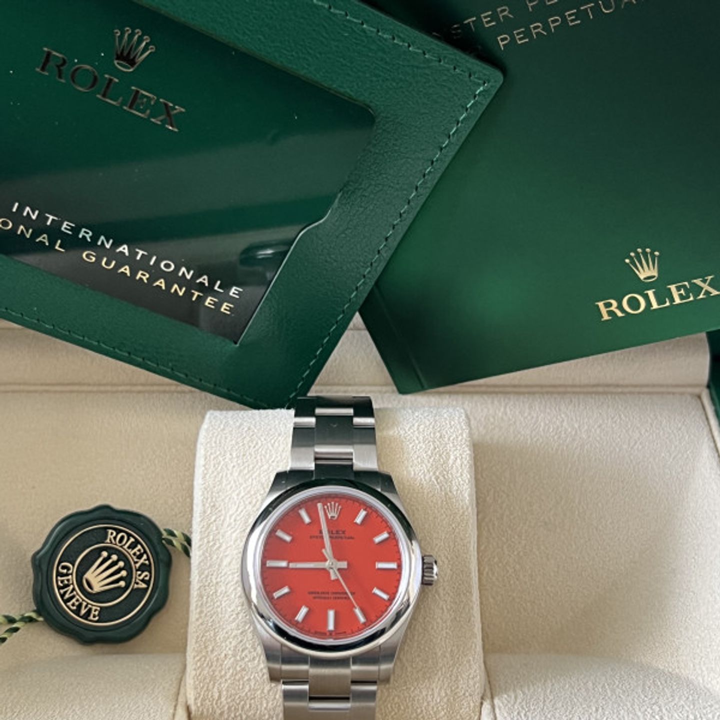 Rolex Oyster Perpetual 31 277200 (2023) - Red dial 31 mm Steel case (2/8)