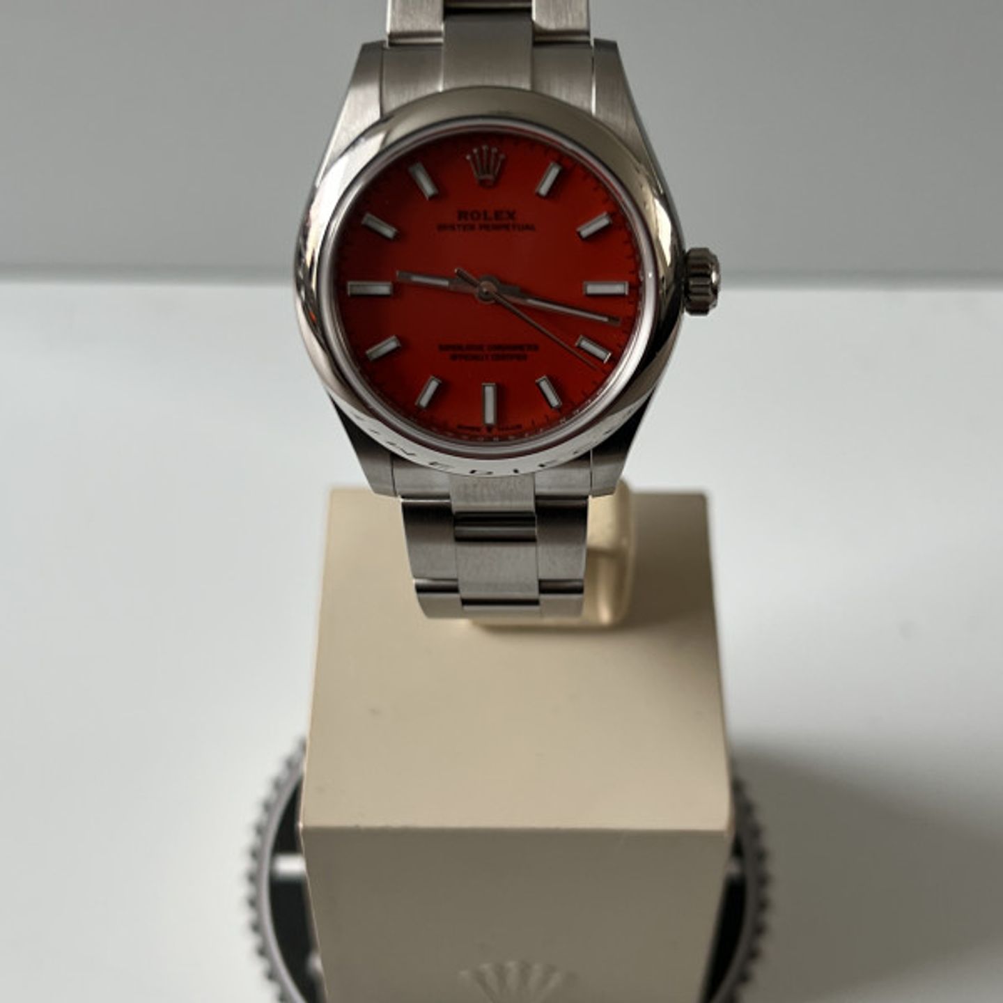 Rolex Oyster Perpetual 31 277200 (2023) - Red dial 31 mm Steel case (4/8)