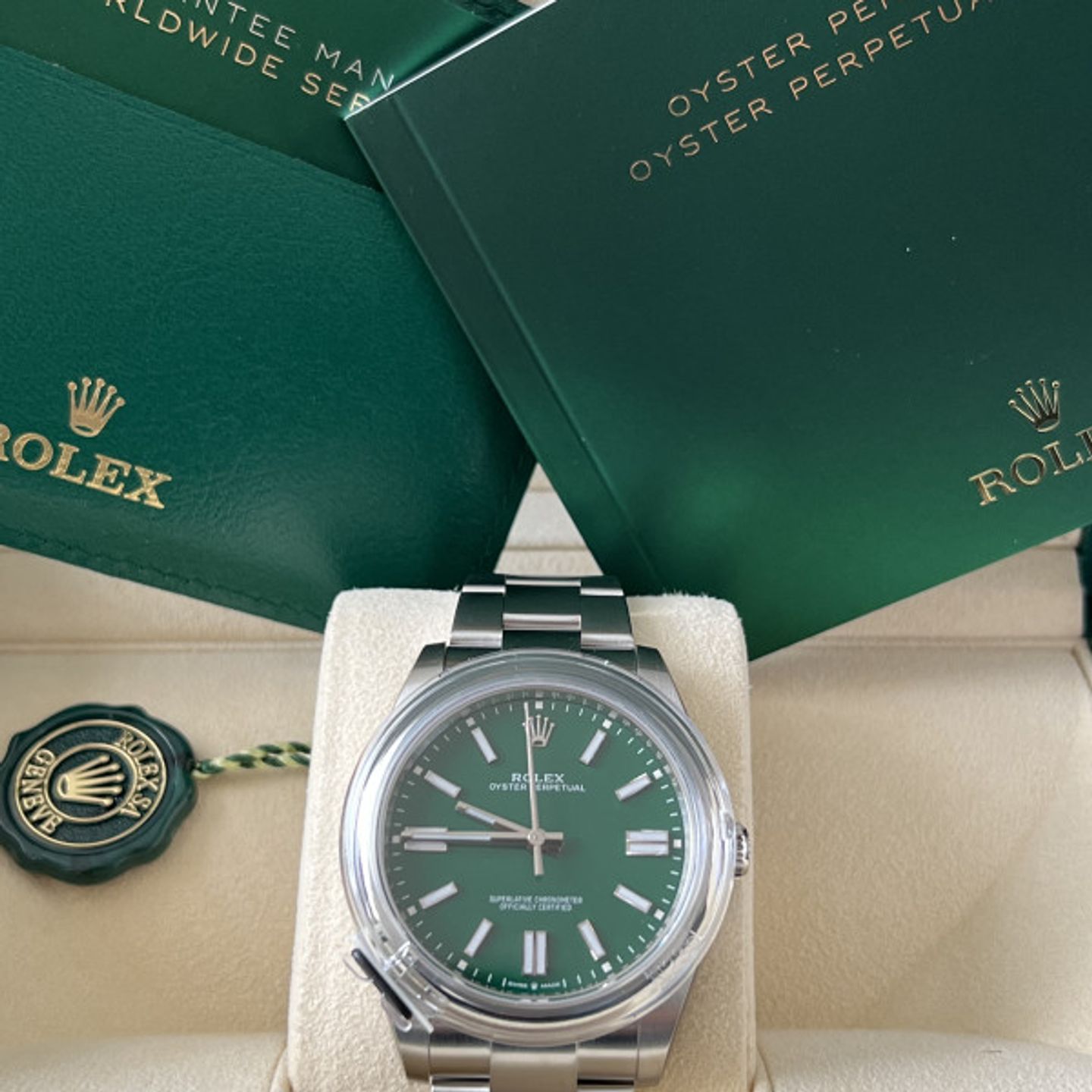 Rolex Oyster Perpetual 41 124300 - (2/5)