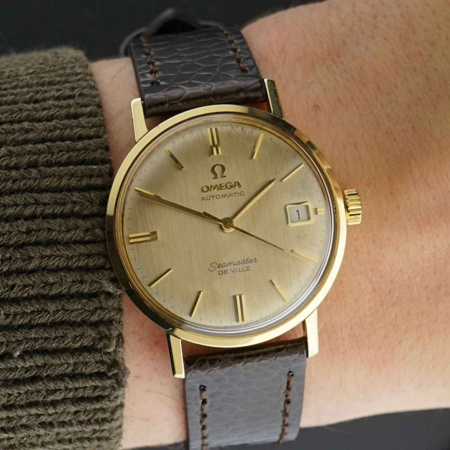 Omega Seamaster 166.020 (1965) - Champagne dial 34 mm Yellow Gold case (2/8)