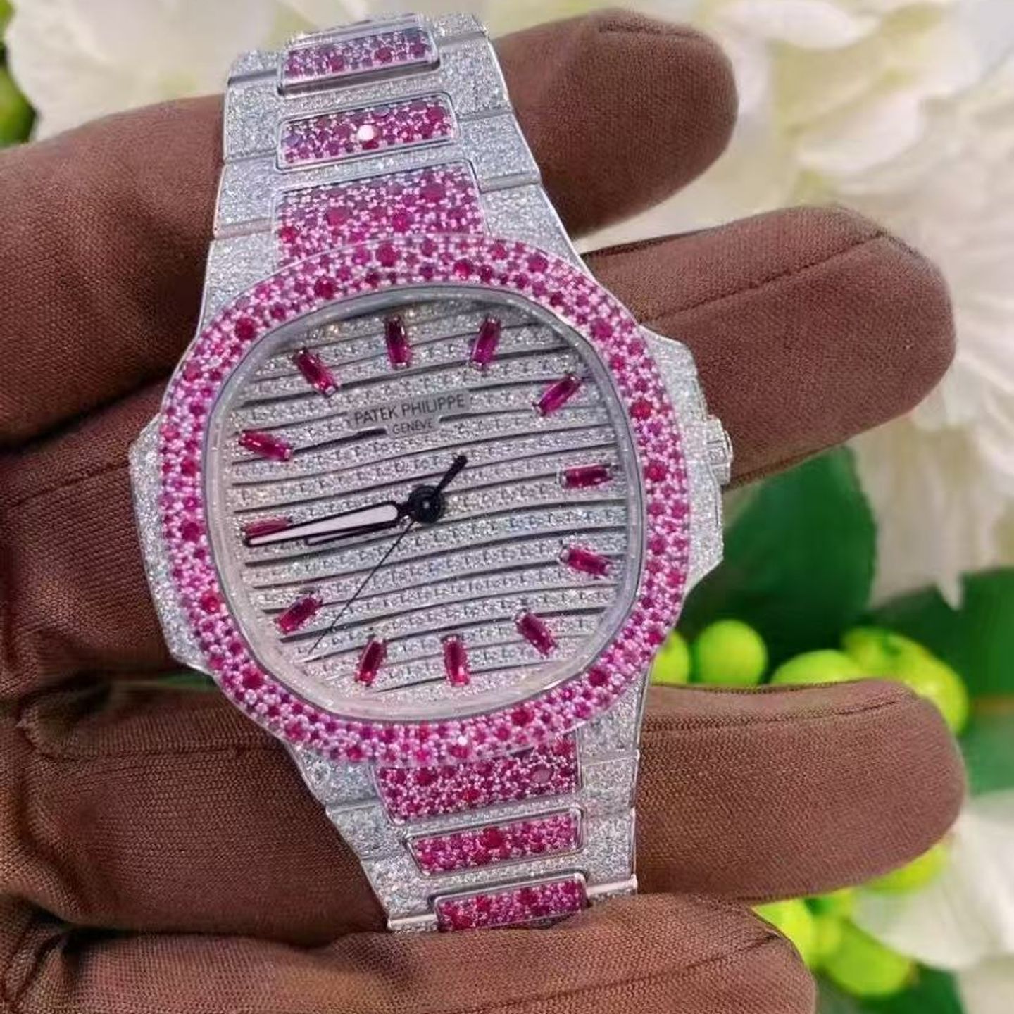 Patek Philippe Nautilus 7118/1452G (2025) - Zilver wijzerplaat 35mm Witgoud (1/4)