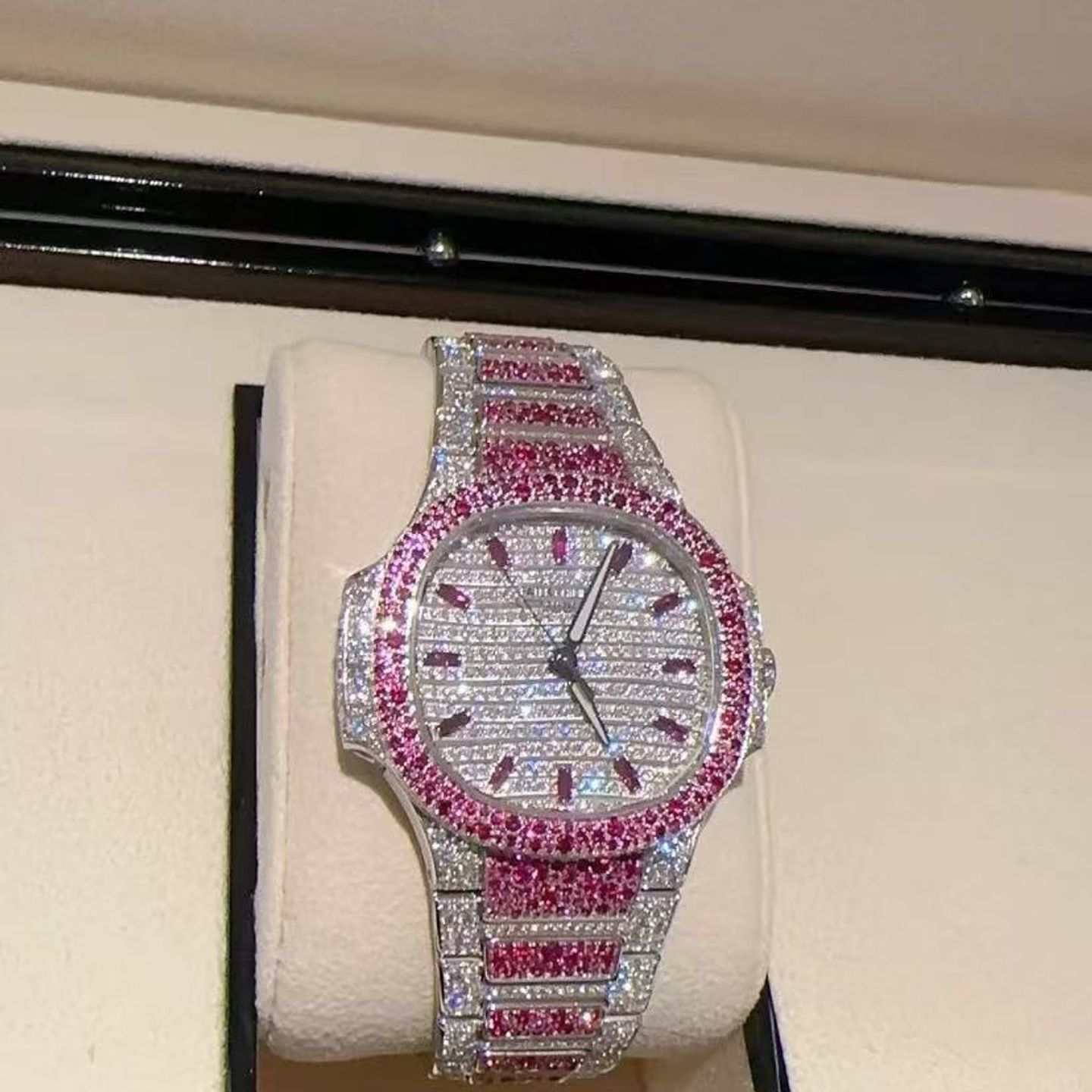 Patek Philippe Nautilus 7118/1452G (2025) - Zilver wijzerplaat 35mm Witgoud (3/4)