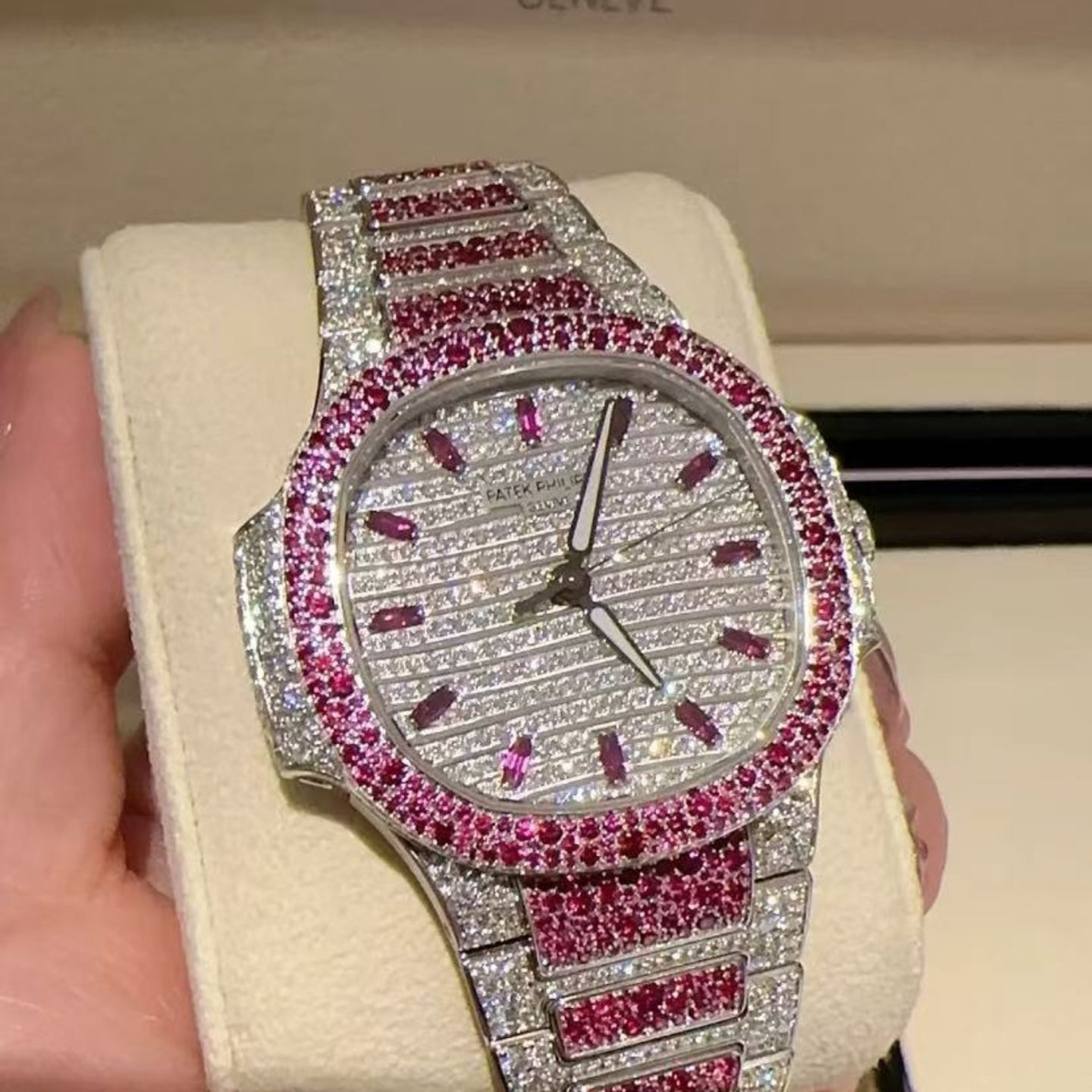 Patek Philippe Nautilus 7118/1452G (2025) - Zilver wijzerplaat 35mm Witgoud (4/4)