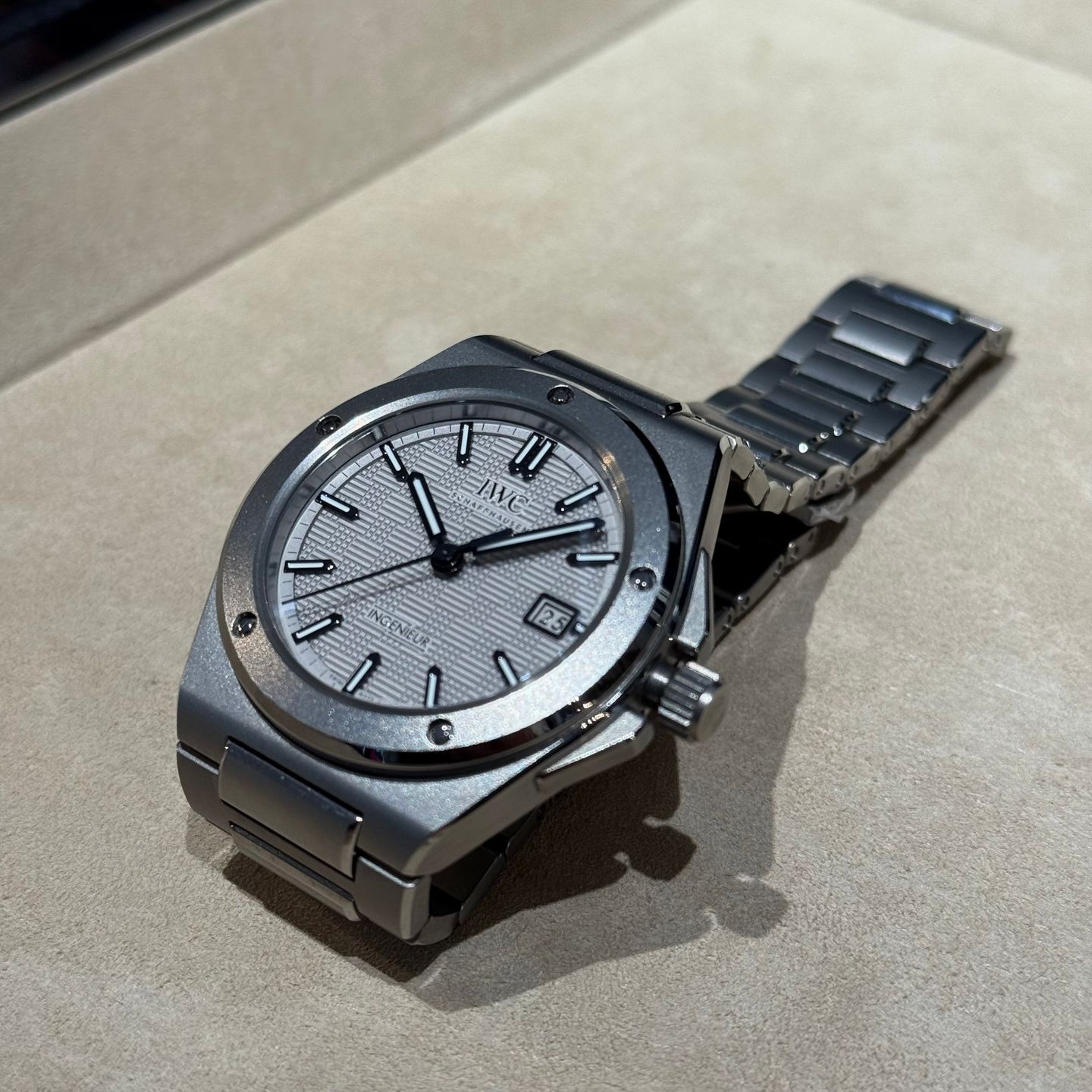 IWC Ingenieur Automatic IW328904 (2025) - Grey dial 40 mm Titanium case (3/6)
