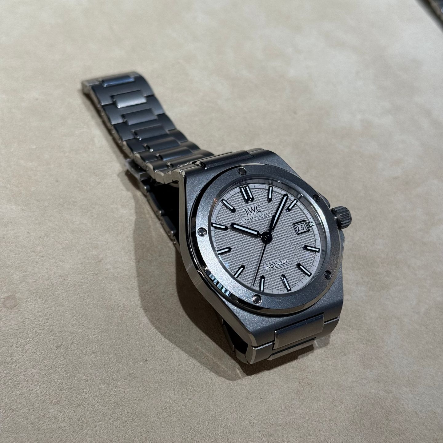IWC Ingenieur Automatic IW328904 (2025) - Grey dial 40 mm Titanium case (4/6)