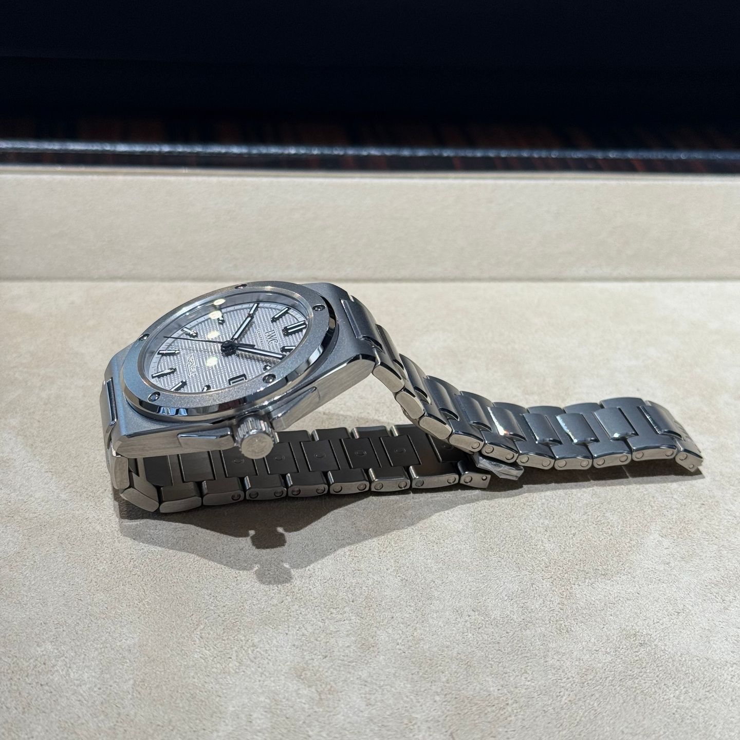 IWC Ingenieur Automatic IW328904 (2025) - Grey dial 40 mm Titanium case (5/6)