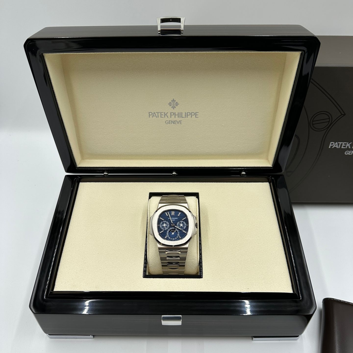 Patek Philippe Nautilus 5740/1G-001 (2023) - Blauw wijzerplaat 40mm Witgoud (3/8)