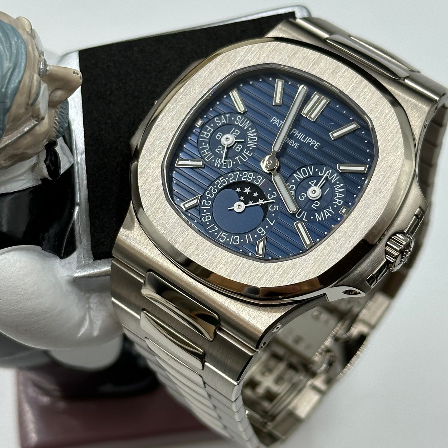 Patek Philippe Nautilus 5740/1G-001 (2023) - Blauw wijzerplaat 40mm Witgoud (1/8)