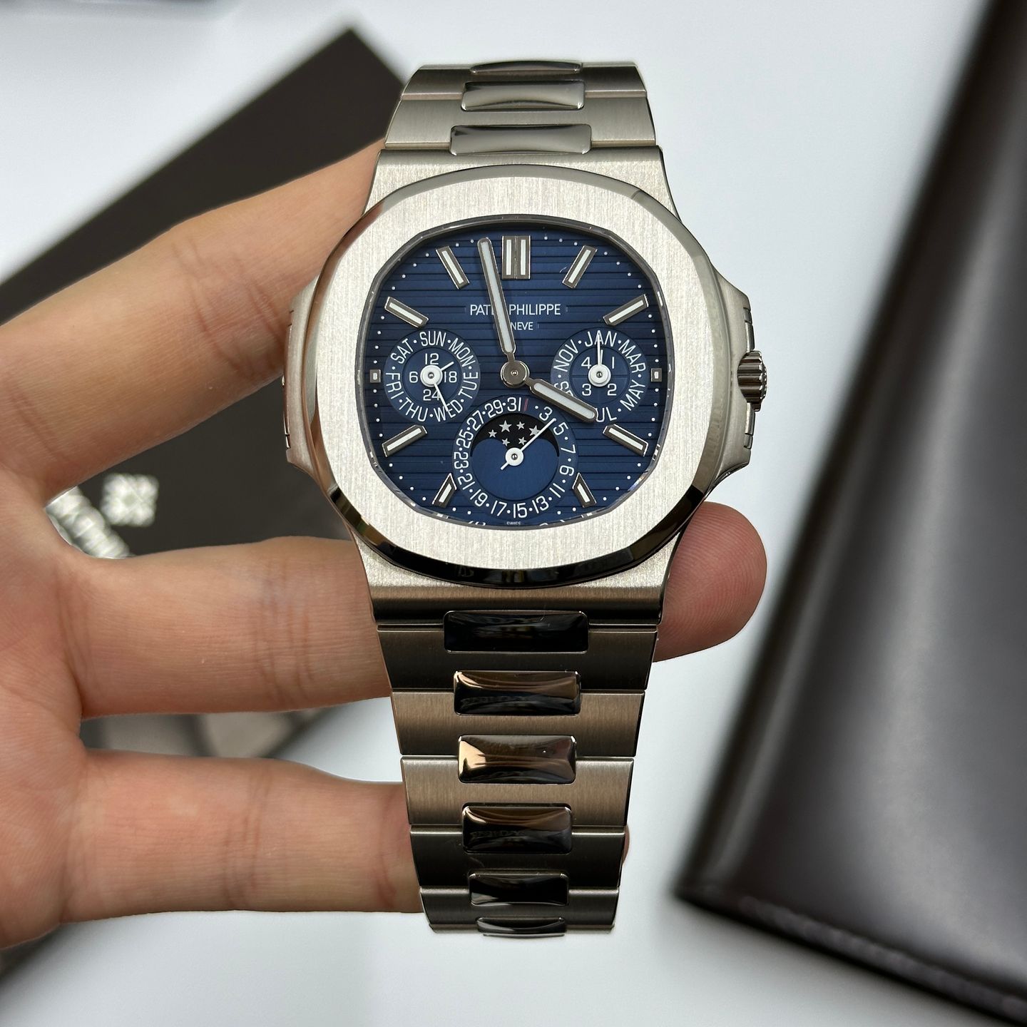 Patek Philippe Nautilus 5740/1G-001 (2023) - Blauw wijzerplaat 40mm Witgoud (7/8)