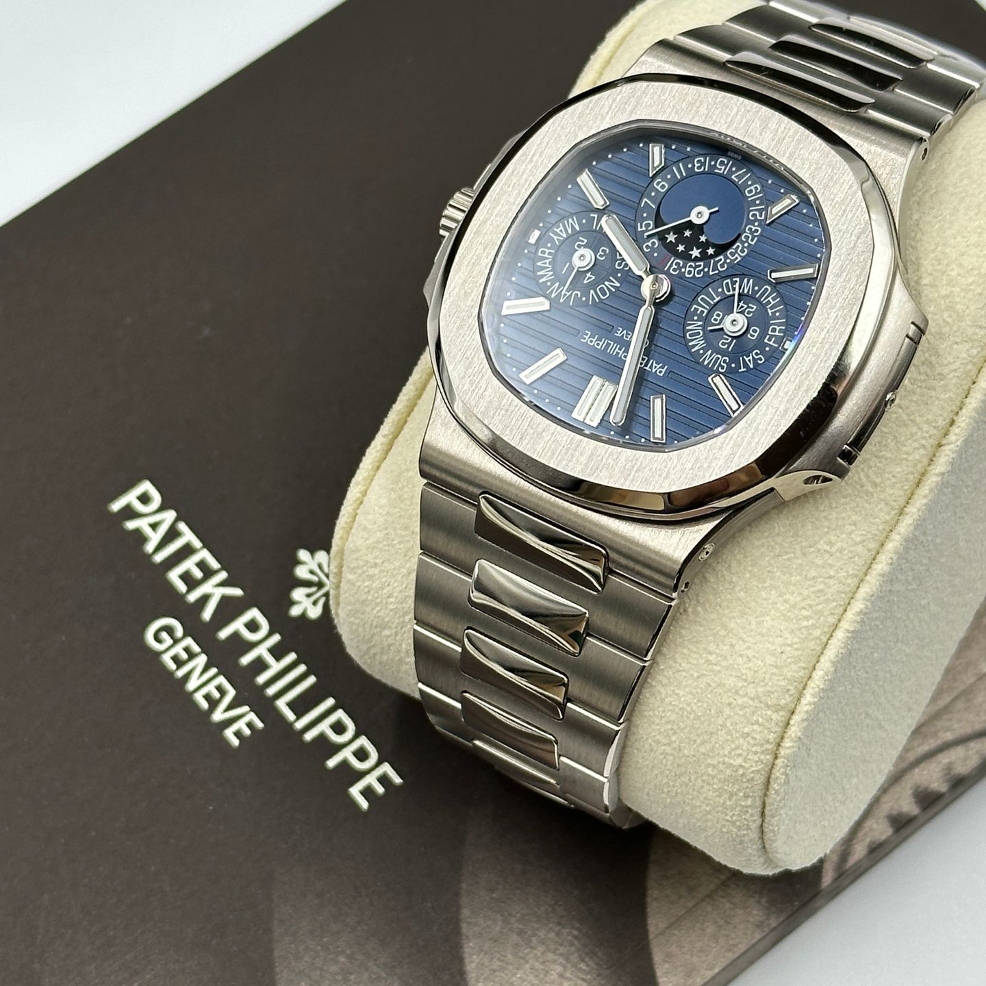 Patek Philippe Nautilus 5740/1G-001 (2023) - Blauw wijzerplaat 40mm Witgoud (6/8)