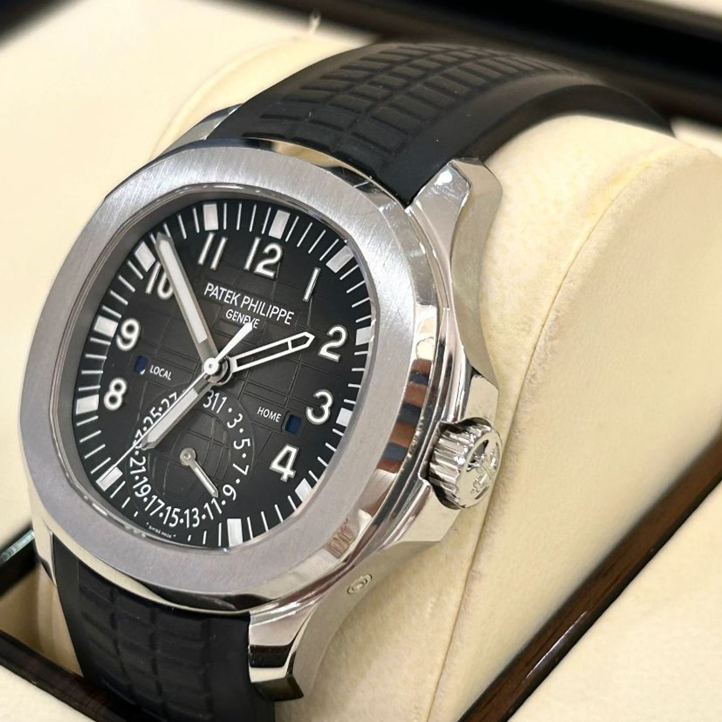 Patek Philippe Aquanaut 5164A-001 (2022) - Black dial 41 mm Steel case (2/8)
