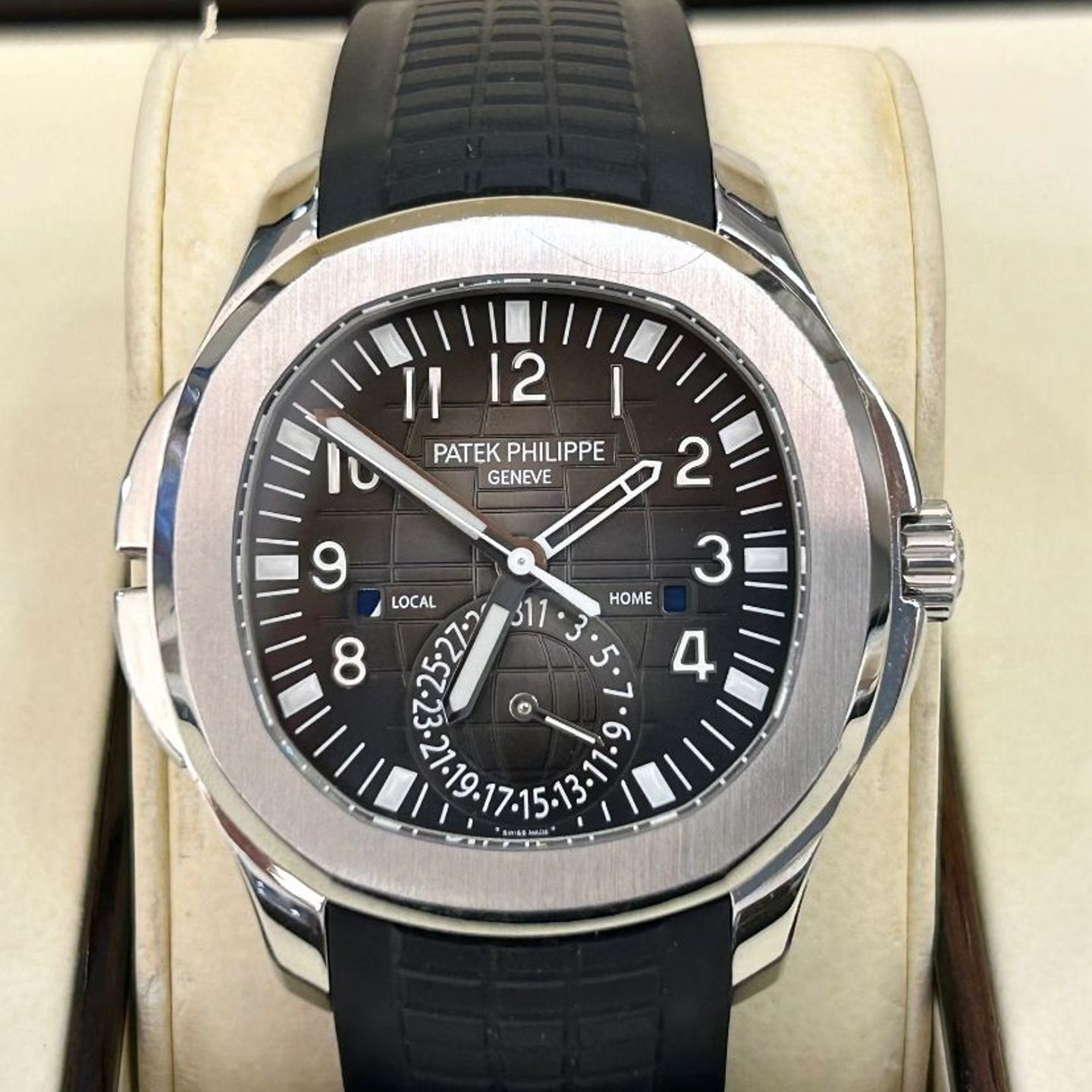 Patek Philippe Aquanaut 5164A-001 (2022) - Black dial 41 mm Steel case (1/8)