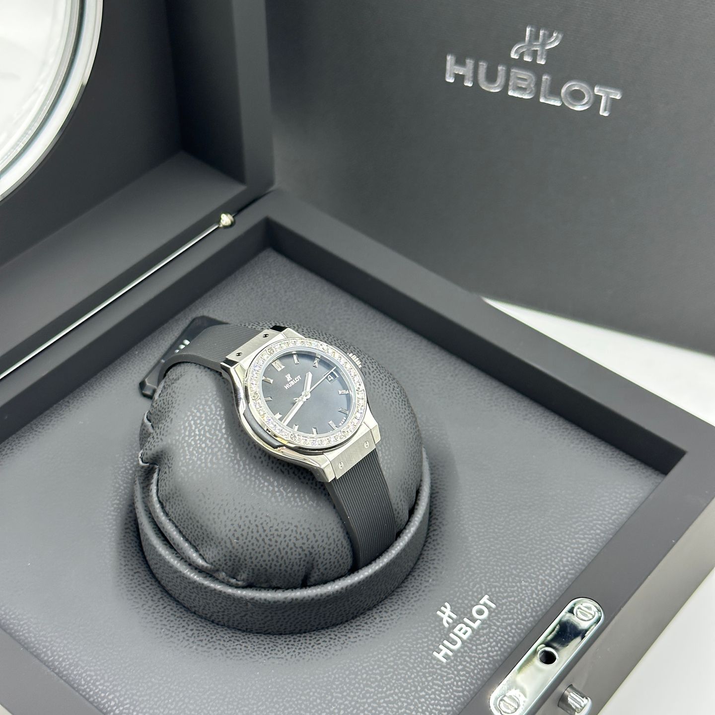 Hublot Classic Fusion Quartz 581.NX.1470.RX.1104 (2024) - Zwart wijzerplaat 33mm Titanium (2/8)