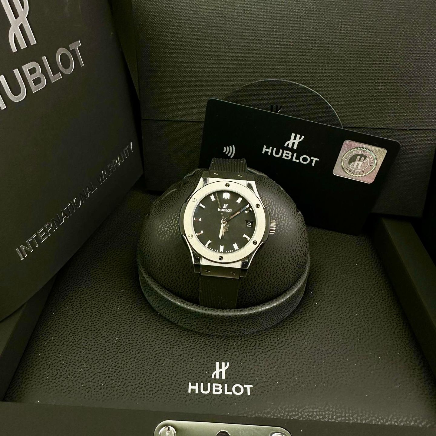 Hublot Classic Fusion Quartz 581.NX.1171.RX (2021) - Black dial 33 mm Titanium case (4/4)