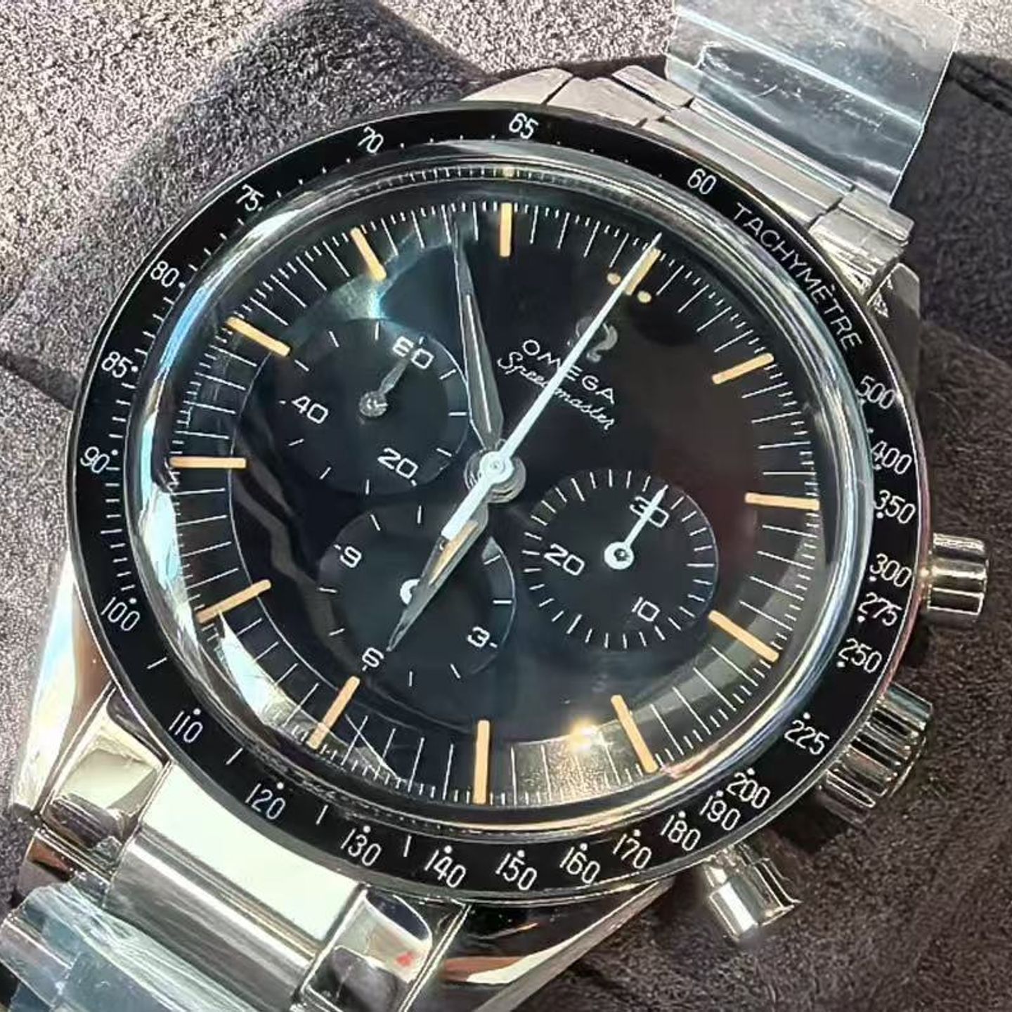 Omega Speedmaster 310.30.40.50.06.001 (2025) - Black dial 40 mm Steel case (3/3)