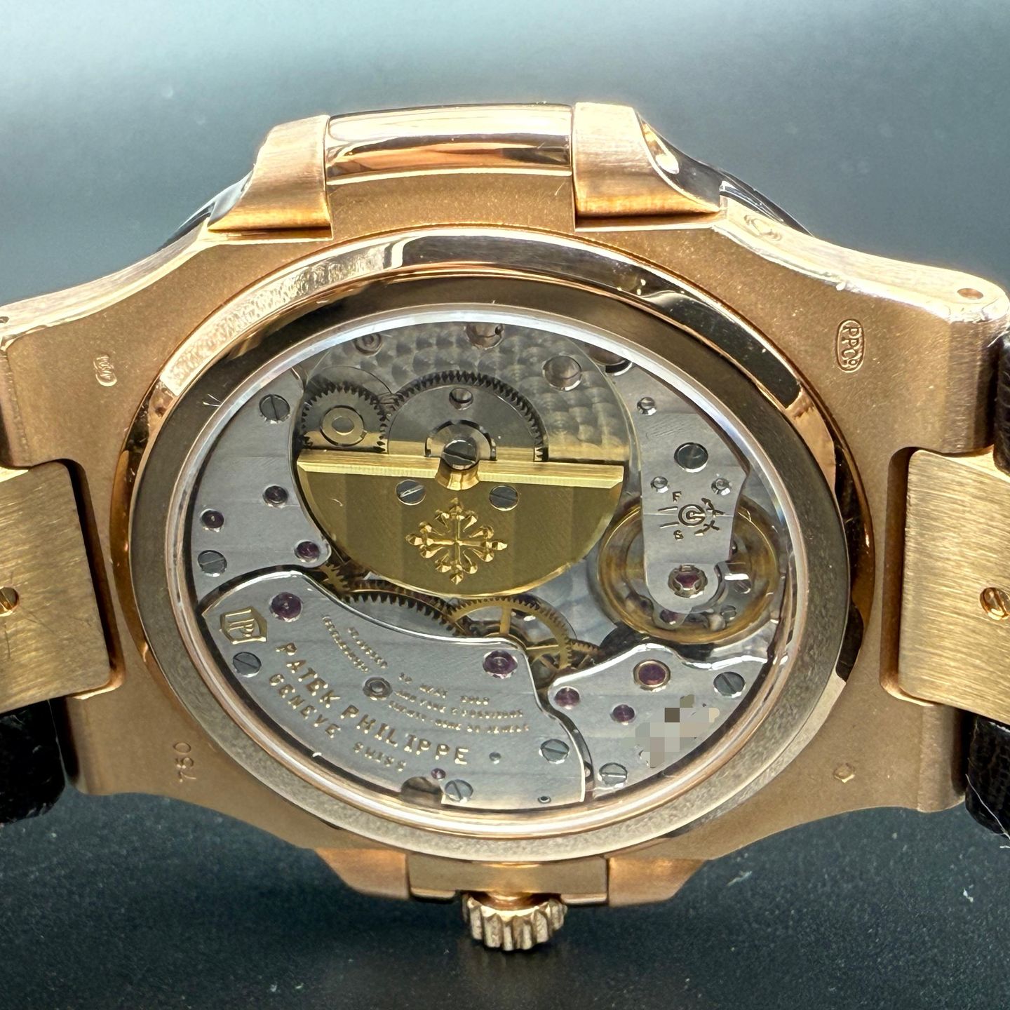 Patek Philippe Nautilus 5712R-001 (2010) - Grey dial 40 mm Rose Gold case (6/8)