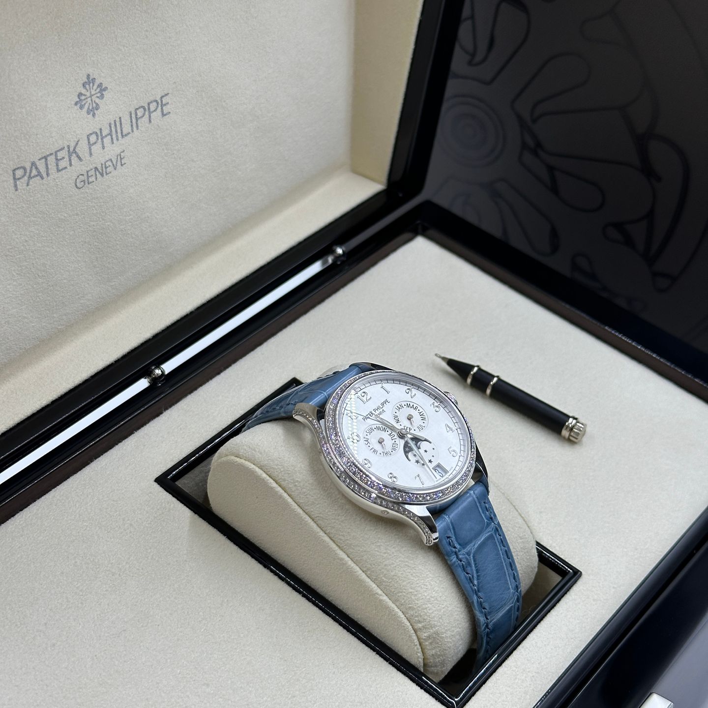 Patek Philippe Annual Calendar 4947G-010 (2024) - Wit wijzerplaat 38mm Witgoud (1/8)