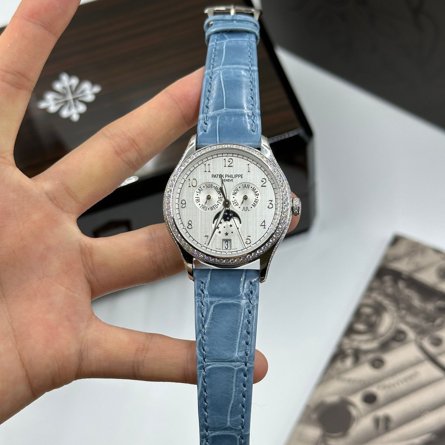 Patek Philippe Annual Calendar 4947G-010 (2024) - White dial 38 mm White Gold case (4/8)