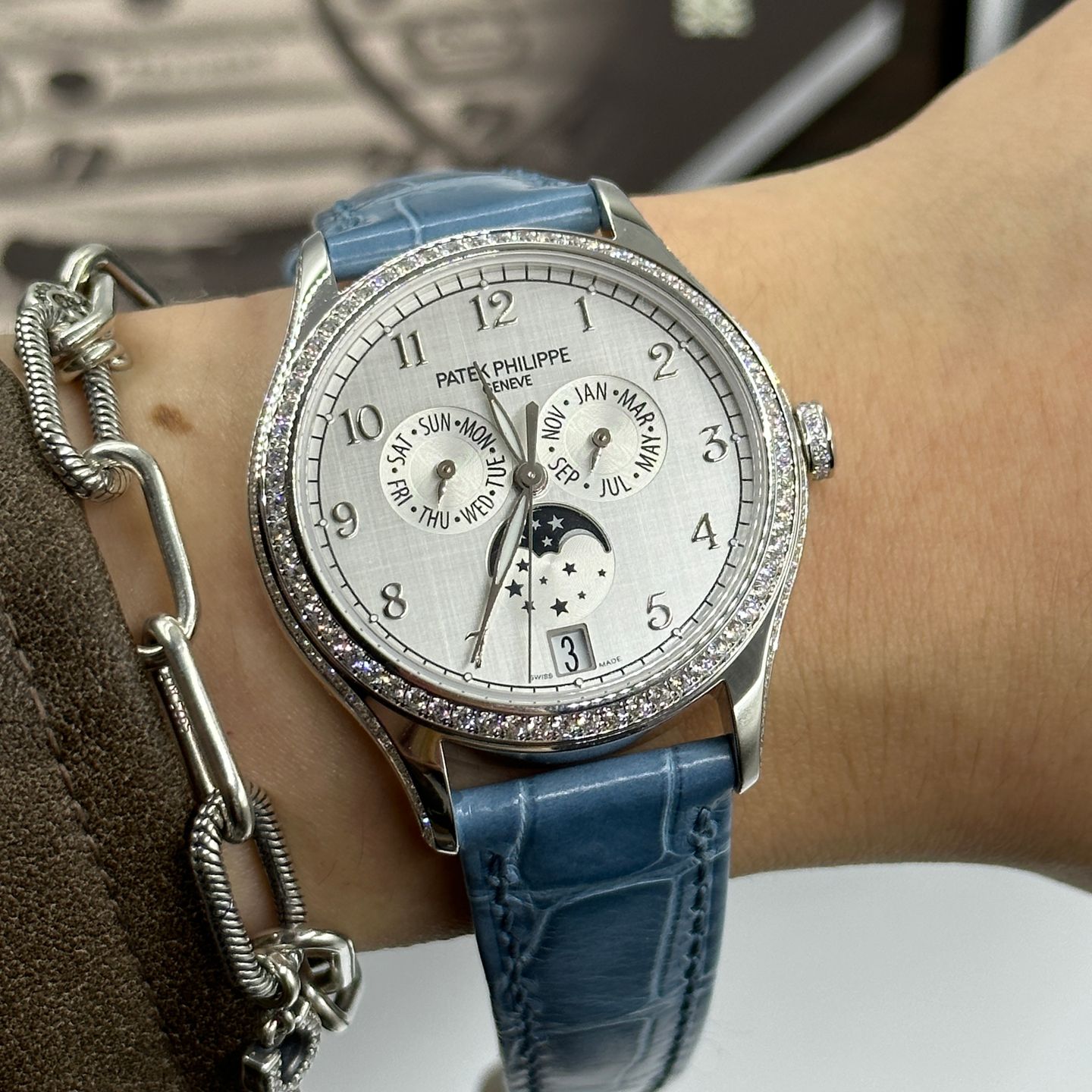 Patek Philippe Annual Calendar 4947G-010 (2024) - White dial 38 mm White Gold case (8/8)