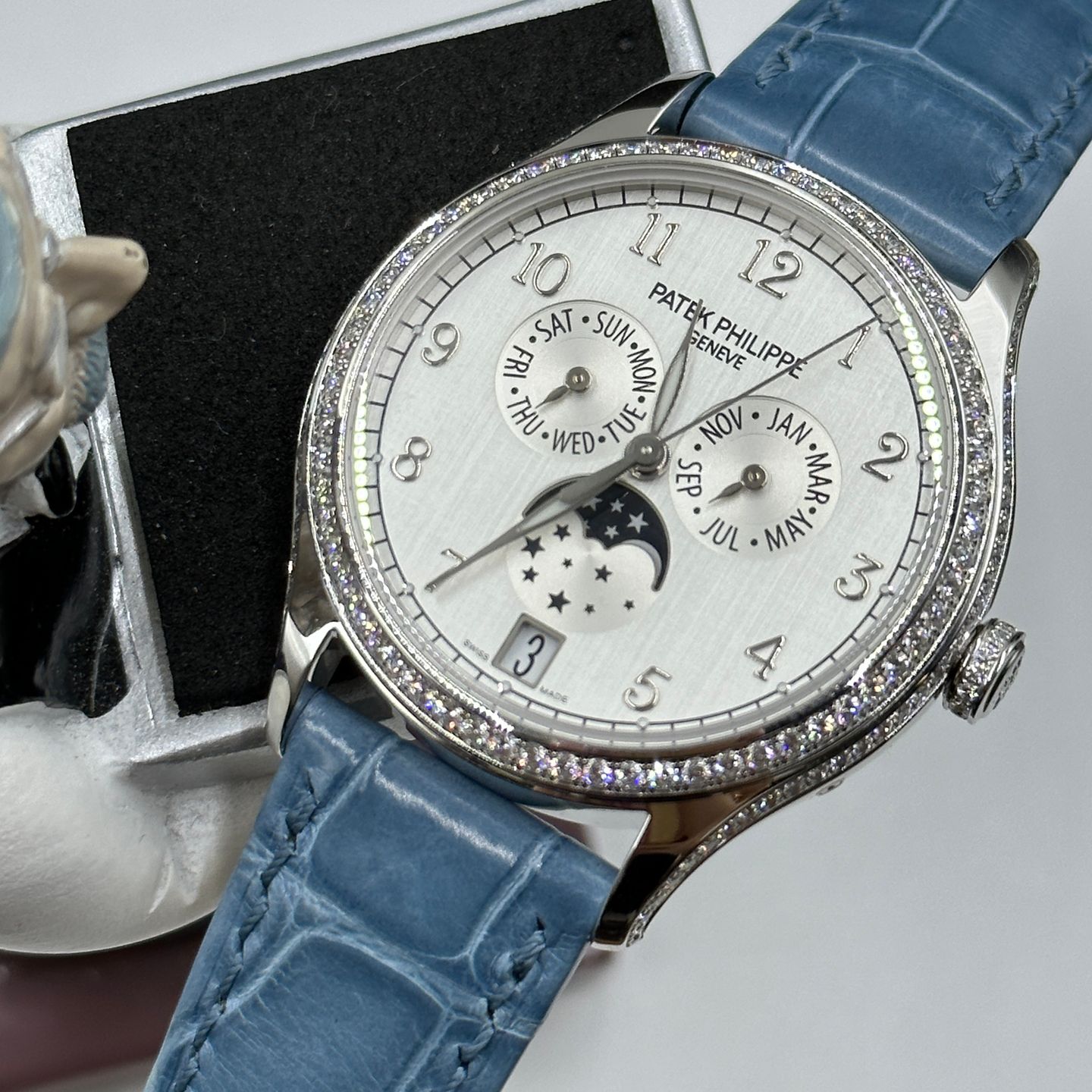 Patek Philippe Annual Calendar 4947G-010 (2024) - Wit wijzerplaat 38mm Witgoud (7/8)