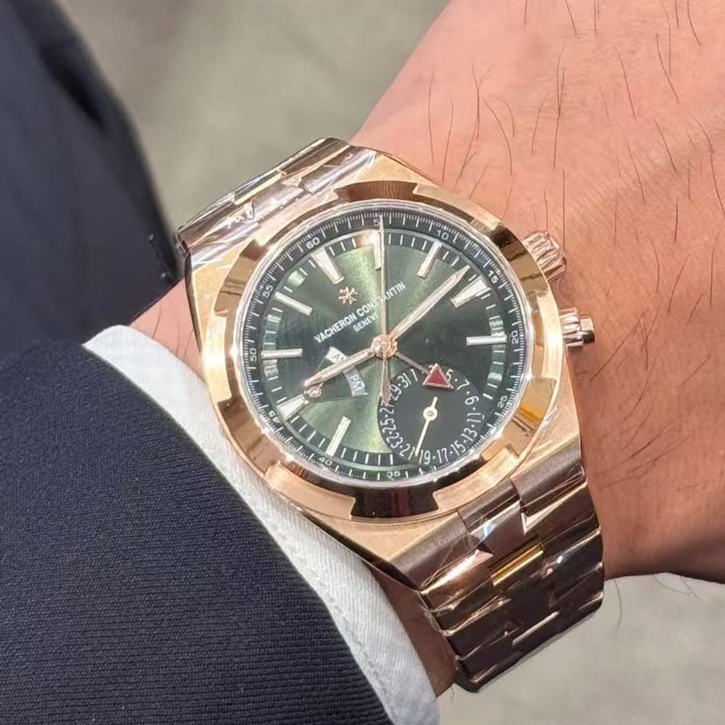 Vacheron Constantin Overseas 7920V/210R-B965 (2025) - Green dial 41 mm Rose Gold case (1/2)