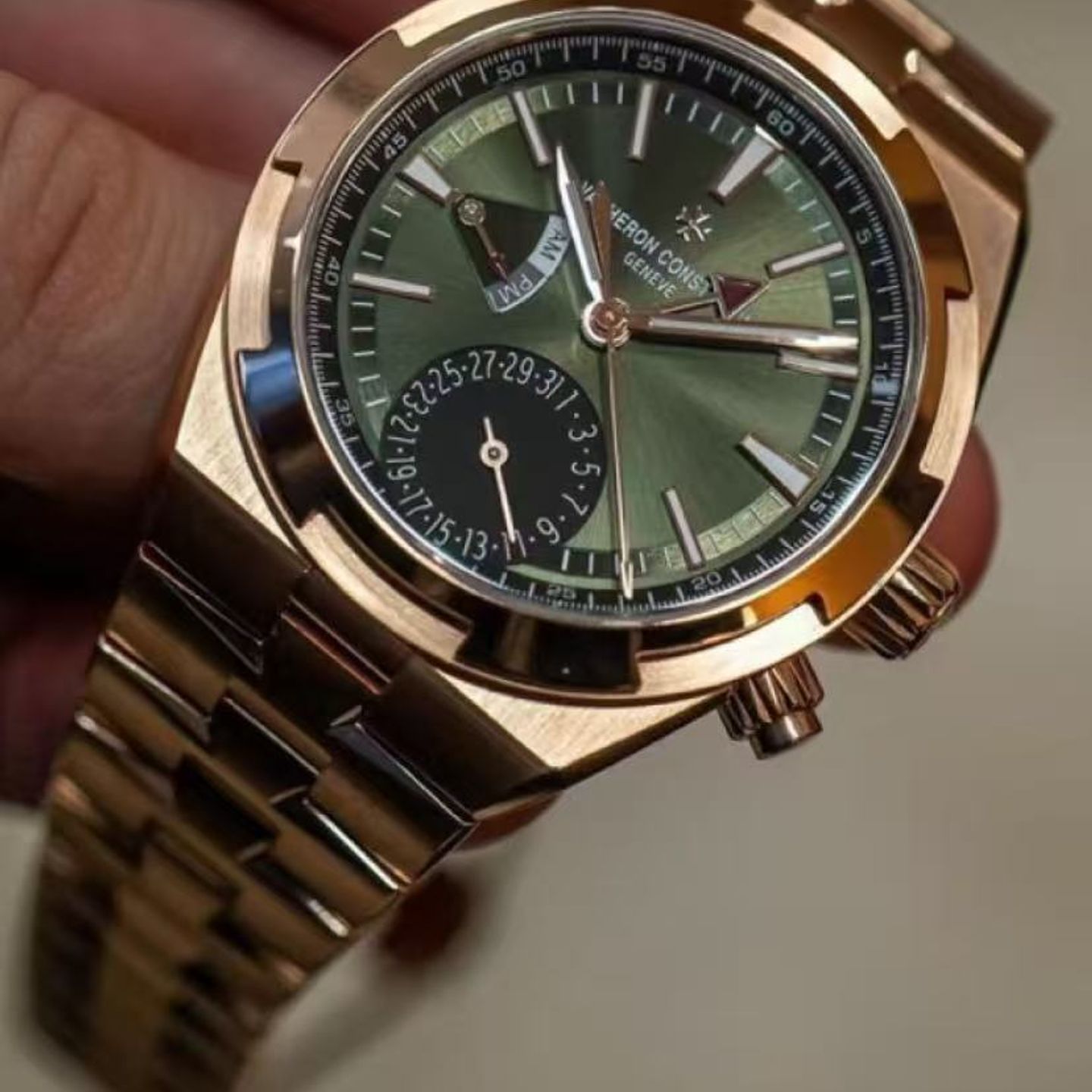 Vacheron Constantin Overseas 7920V/210R-B965 (2025) - Green dial 41 mm Rose Gold case (2/2)