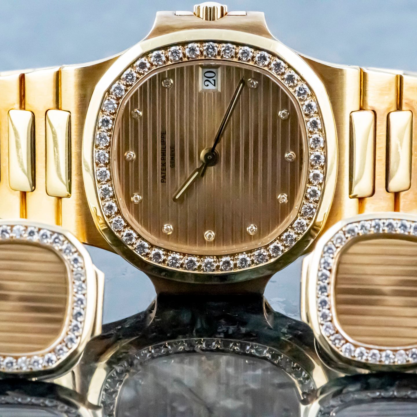 Patek Philippe Nautilus 3800/3J (1990) - Champagne wijzerplaat 37mm Geelgoud (1/8)