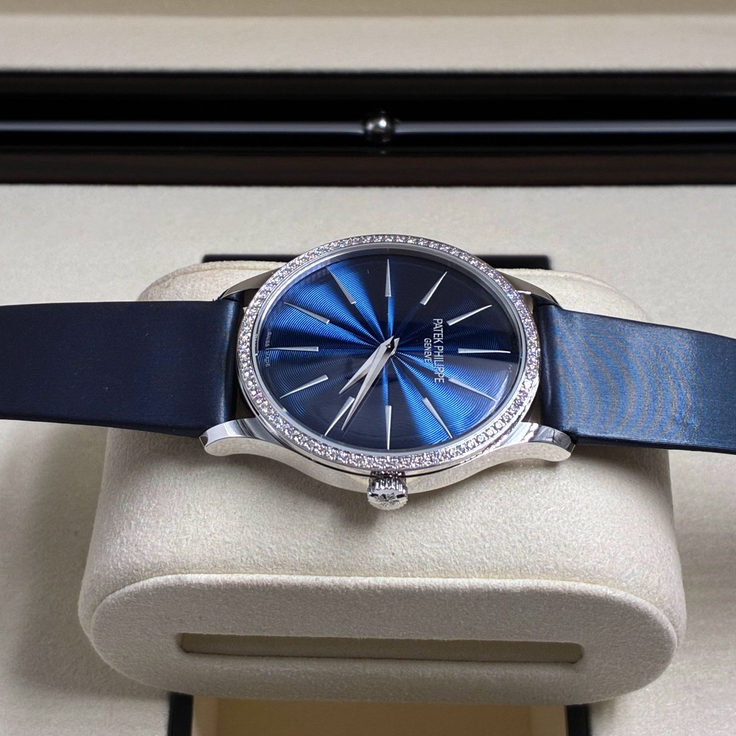 Patek Philippe Calatrava 4997/200G-001 (2023) - Blue dial 35 mm White Gold case (6/8)