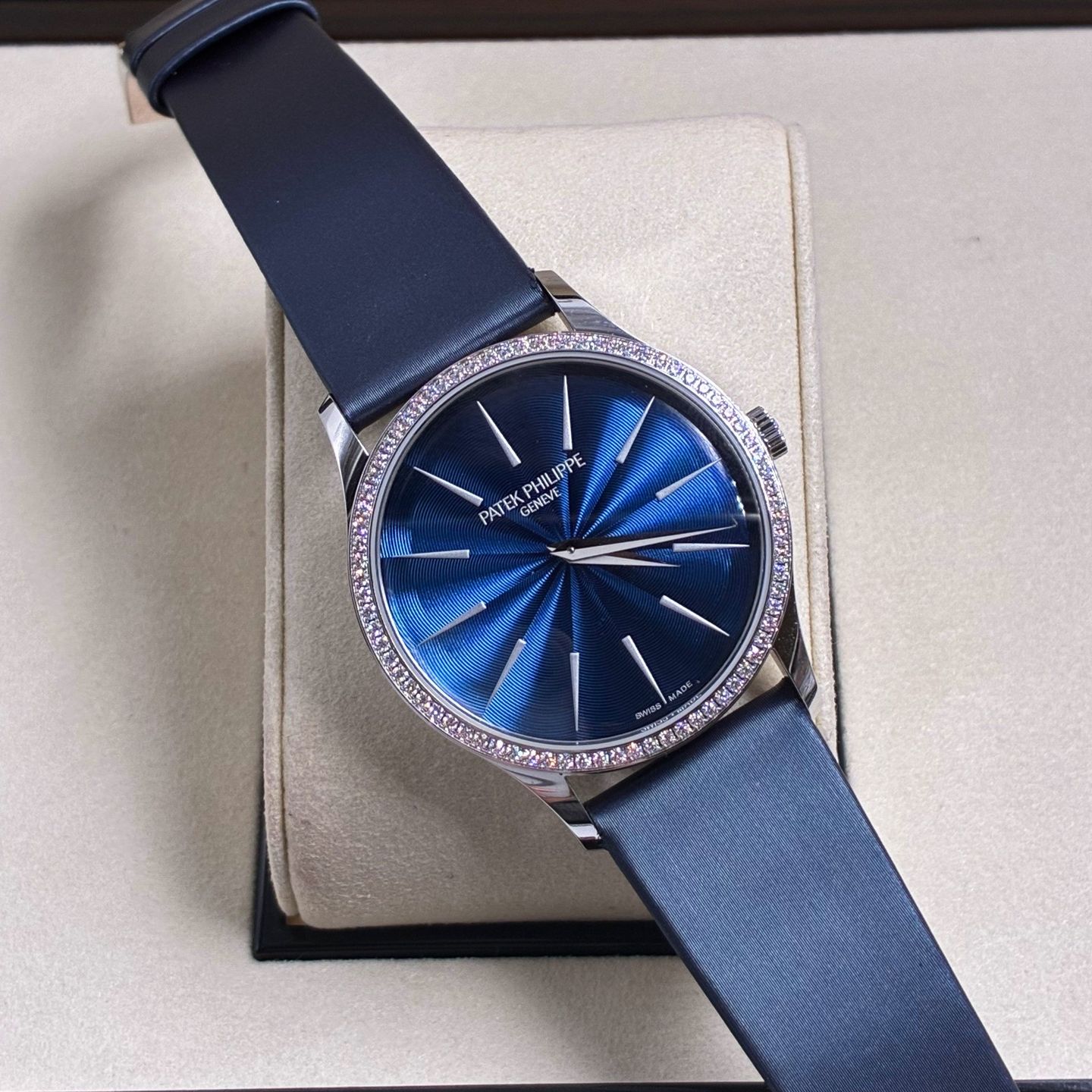 Patek Philippe Calatrava 4997/200G-001 (2023) - Blue dial 35 mm White Gold case (7/8)