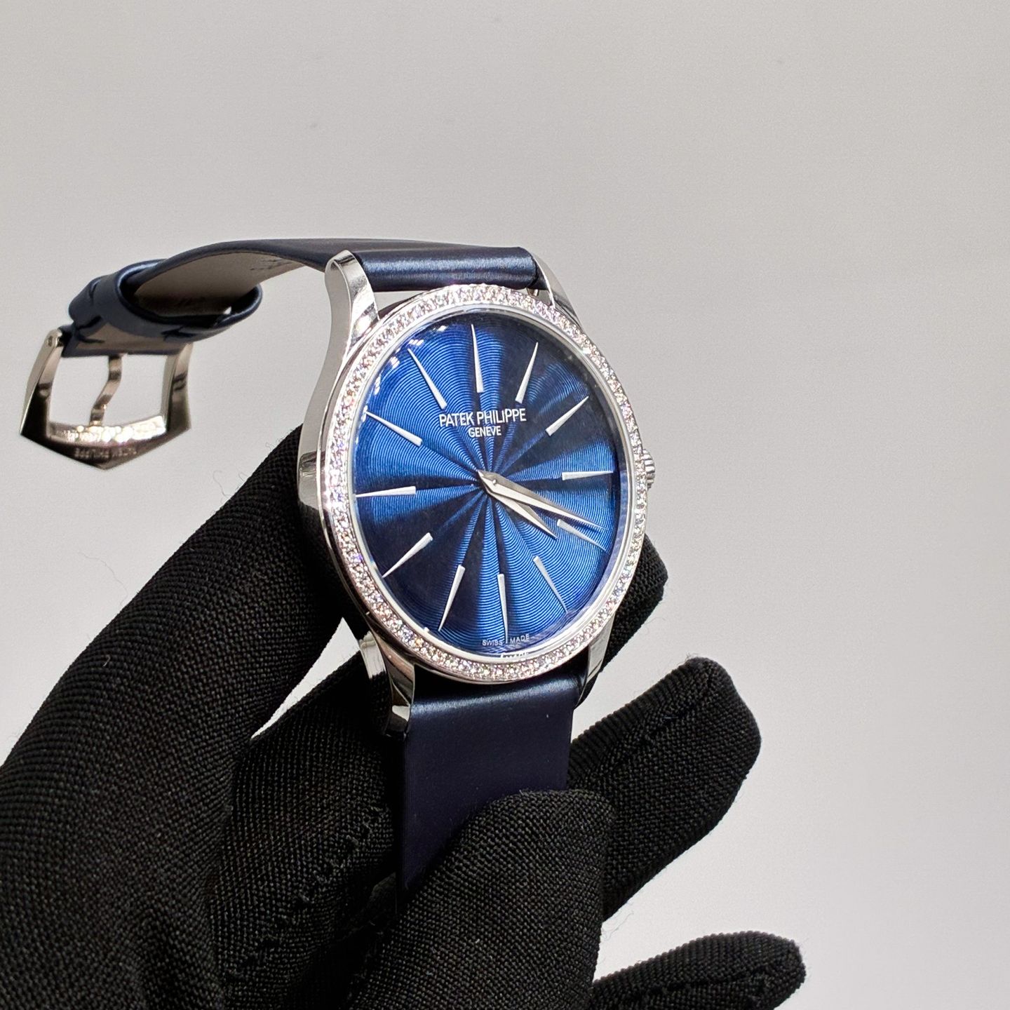 Patek Philippe Calatrava 4997/200G-001 (2023) - Blue dial 35 mm White Gold case (4/8)