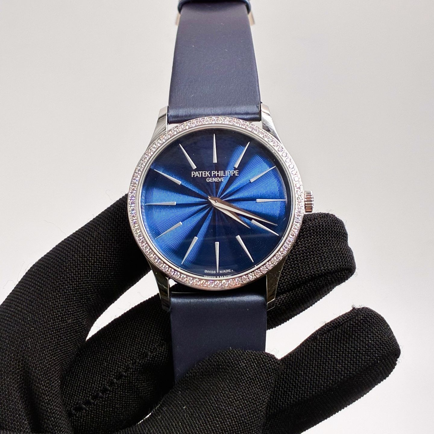 Patek Philippe Calatrava 4997/200G-001 (2023) - Blue dial 35 mm White Gold case (5/8)