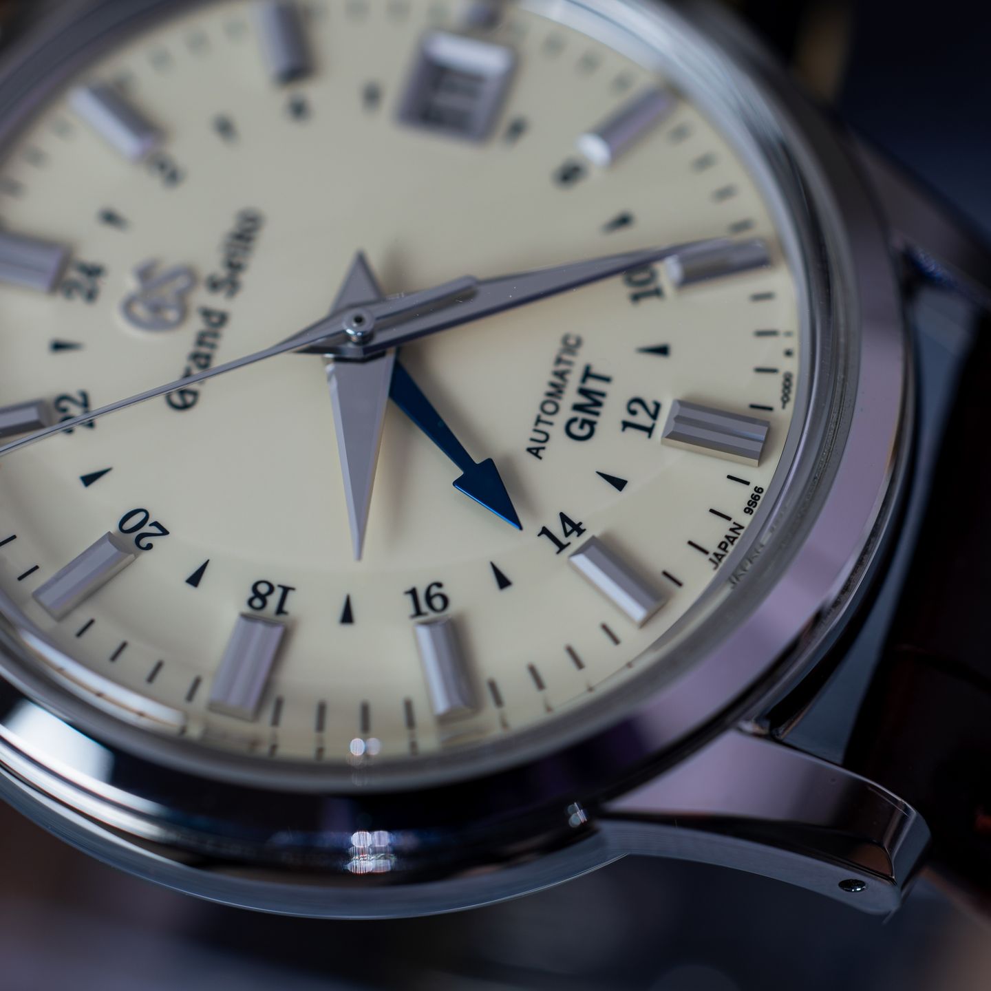 Grand Seiko Elegance Collection SBGM221 (2025) - Beige dial 40 mm Steel case (5/6)