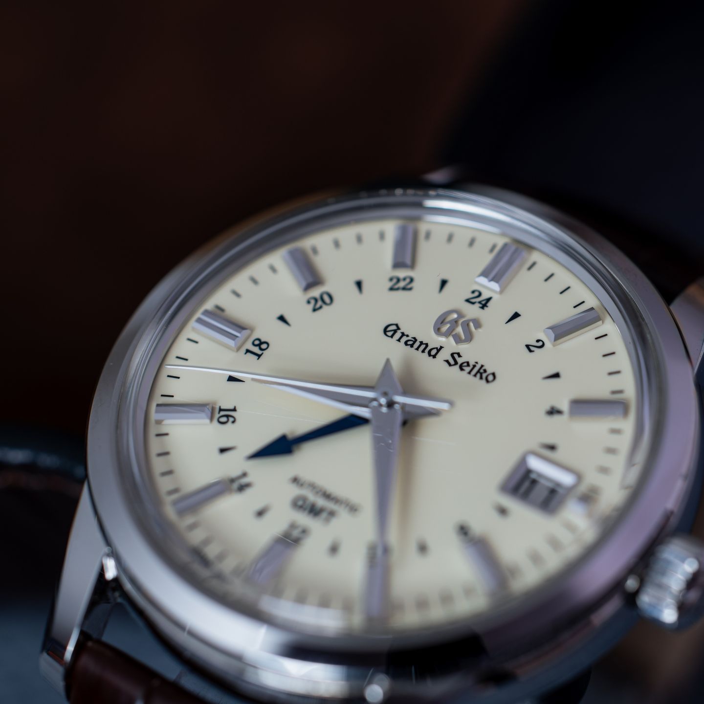 Grand Seiko Elegance Collection SBGM221 (2025) - Beige dial 40 mm Steel case (4/6)