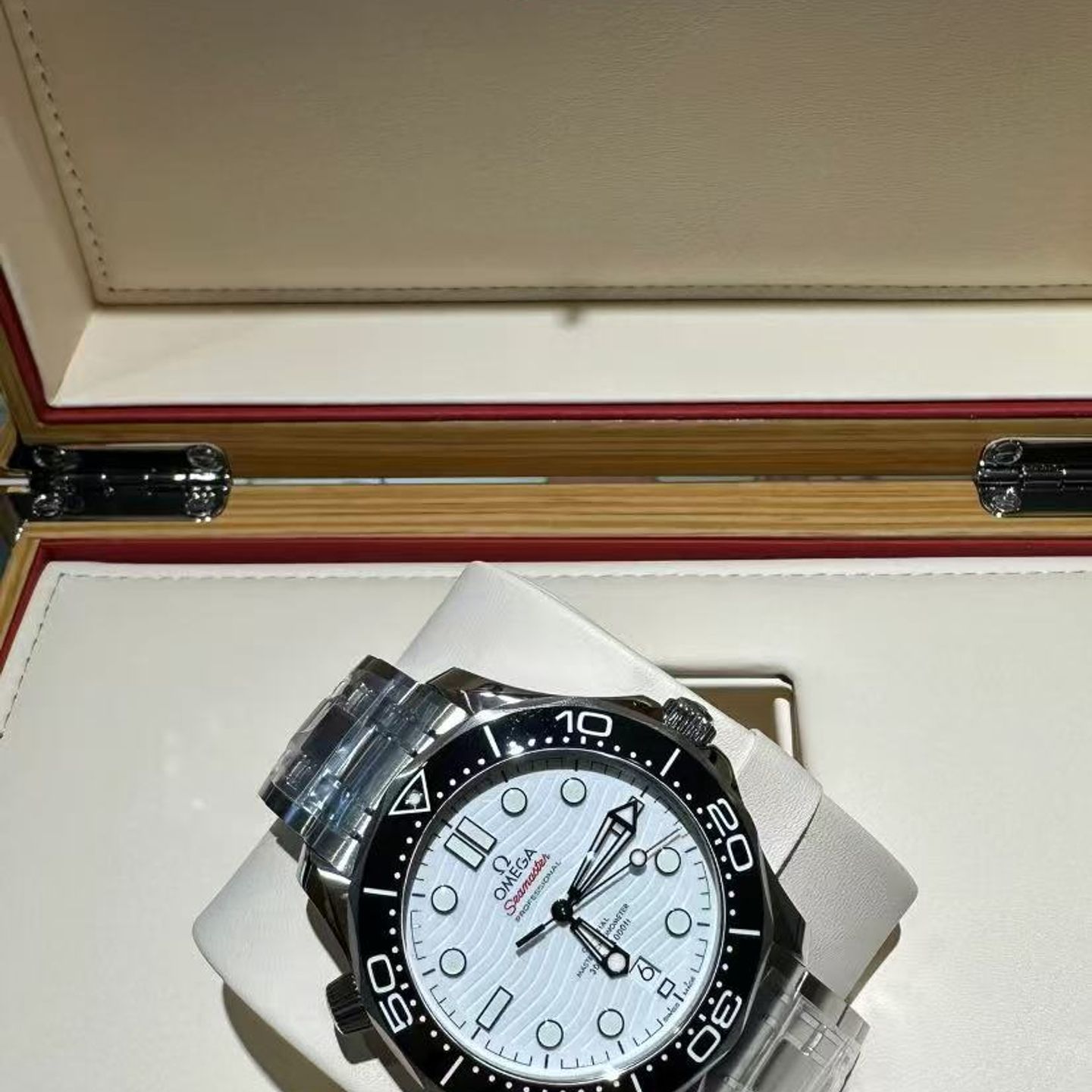 Omega Seamaster Diver 300 M 210.30.42.20.04.001 (2025) - Wit wijzerplaat 42mm Staal (1/4)
