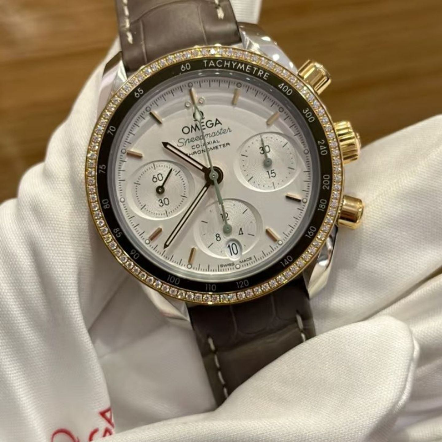 Omega Speedmaster 324.63.38.50.02.003 (2023) - Silver dial 38 mm Rose Gold case (2/3)