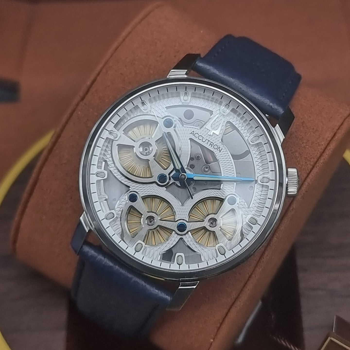 Bulova Accutron 26A209A (2024) - Zwart wijzerplaat 40mm Staal (1/7)