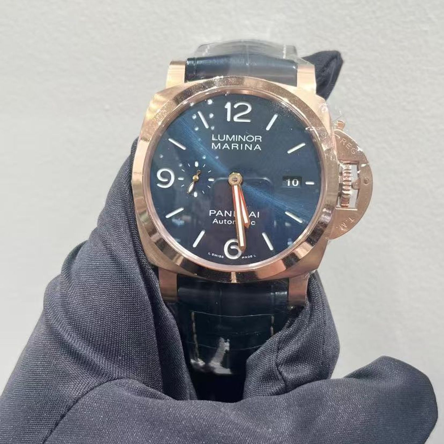 Panerai Luminor Marina PAM01112 (2025) - Blue dial 44 mm Red Gold case (2/3)