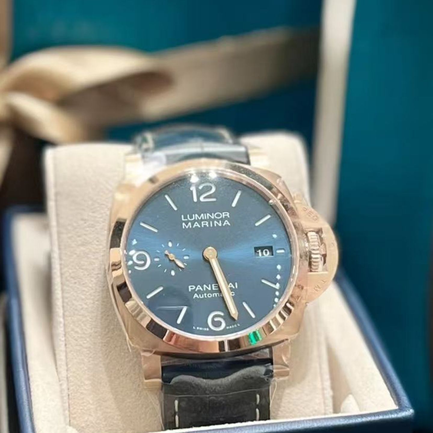 Panerai Luminor Marina PAM01112 (2025) - Blue dial 44 mm Red Gold case (3/3)